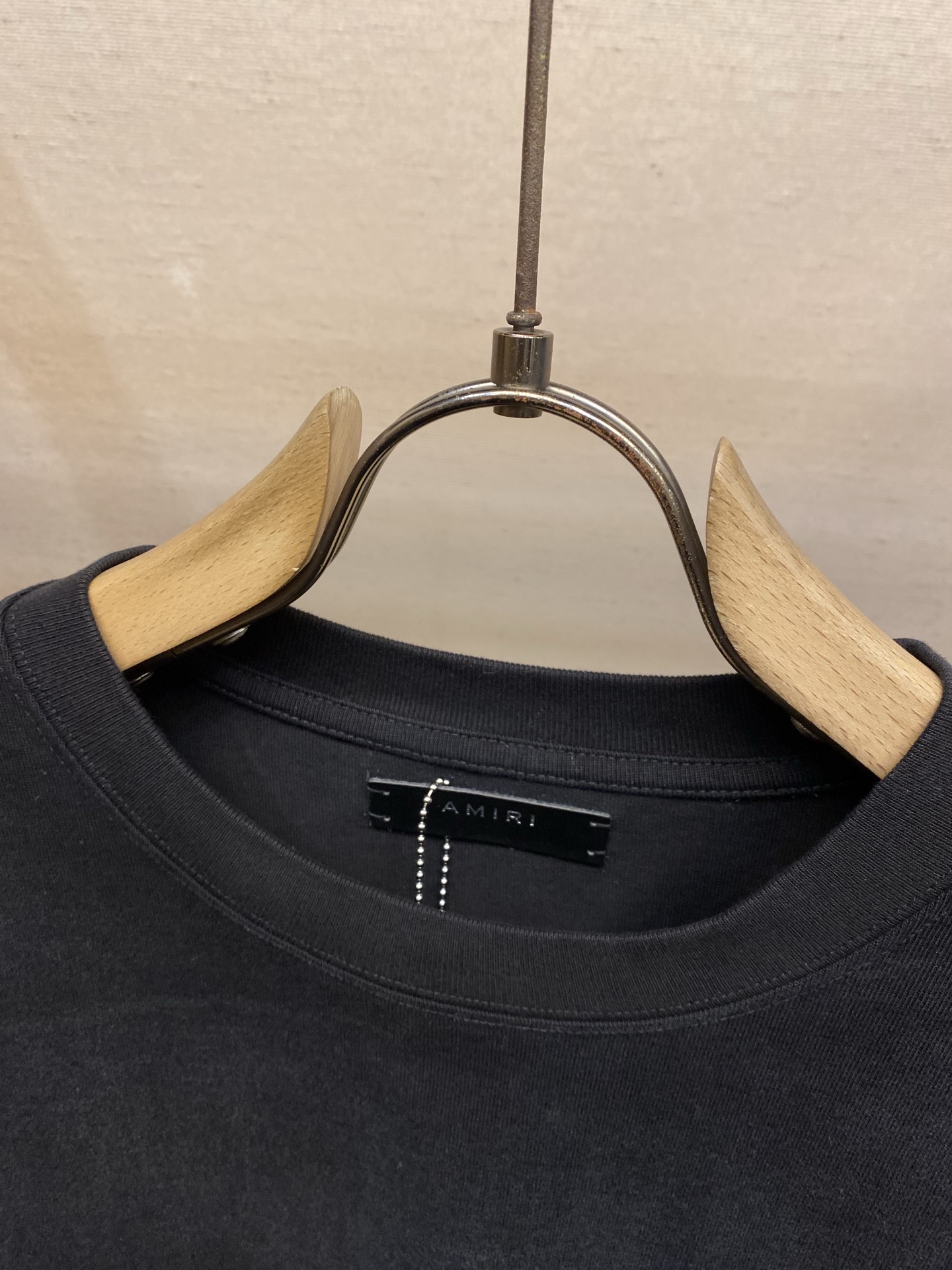 🌟🌟AMIRI 经典刺绣圆领短袖T恤 纯棉材质，穿着舒适透气，夏天必备!胸前字母刺绣 潮流感满满，辨识度