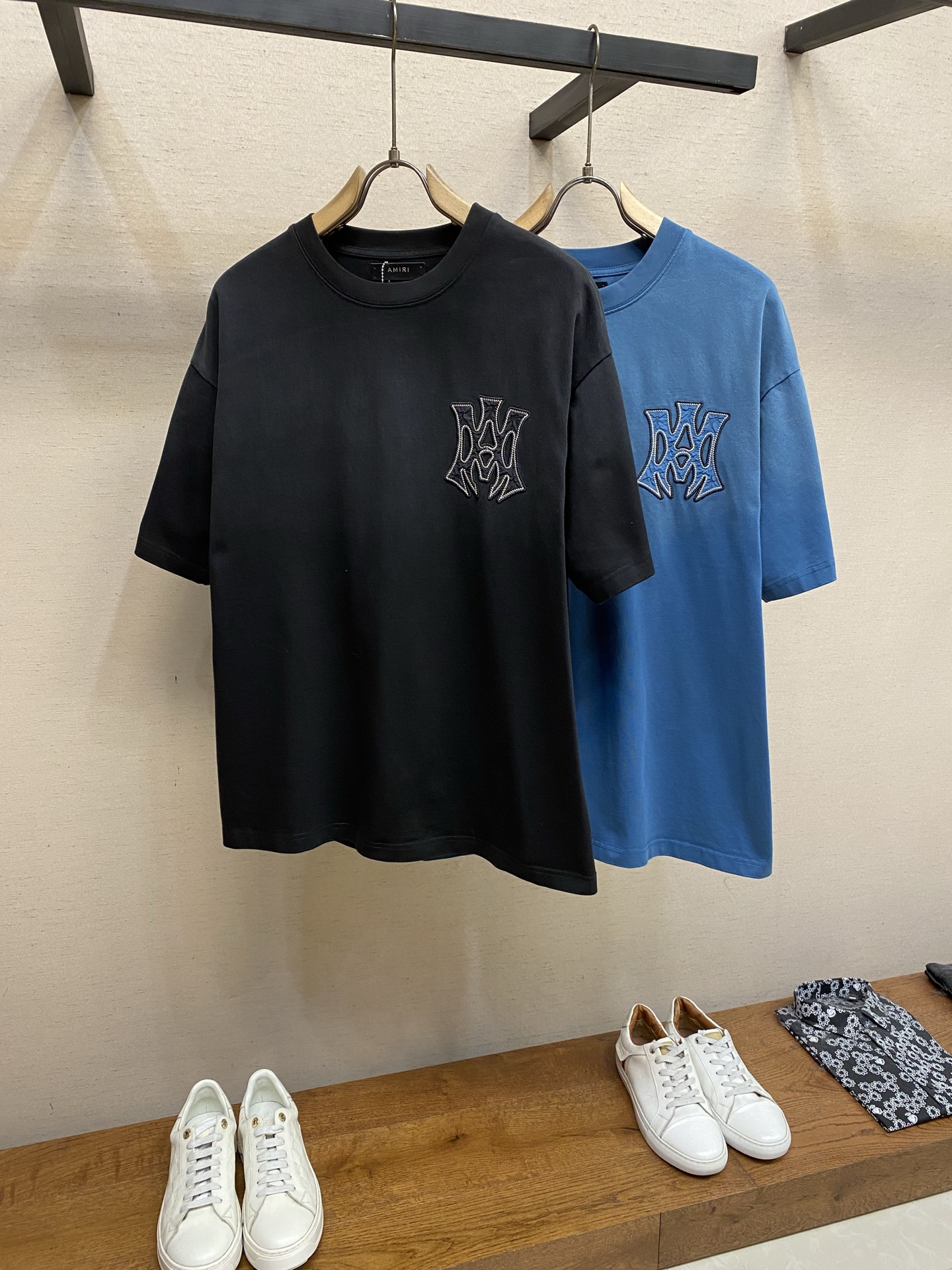 🌟🌟AMIRI 经典刺绣圆领短袖T恤 纯棉材质，穿着舒适透气，夏天必备!胸前字母刺绣 潮流感满满，辨识度