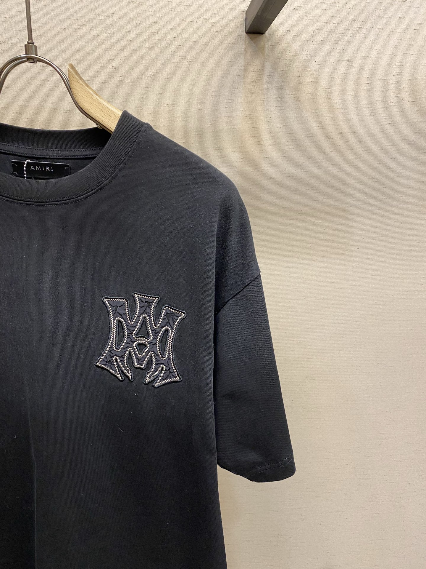 🌟🌟AMIRI 经典刺绣圆领短袖T恤 纯棉材质，穿着舒适透气，夏天必备!胸前字母刺绣 潮流感满满，辨识度