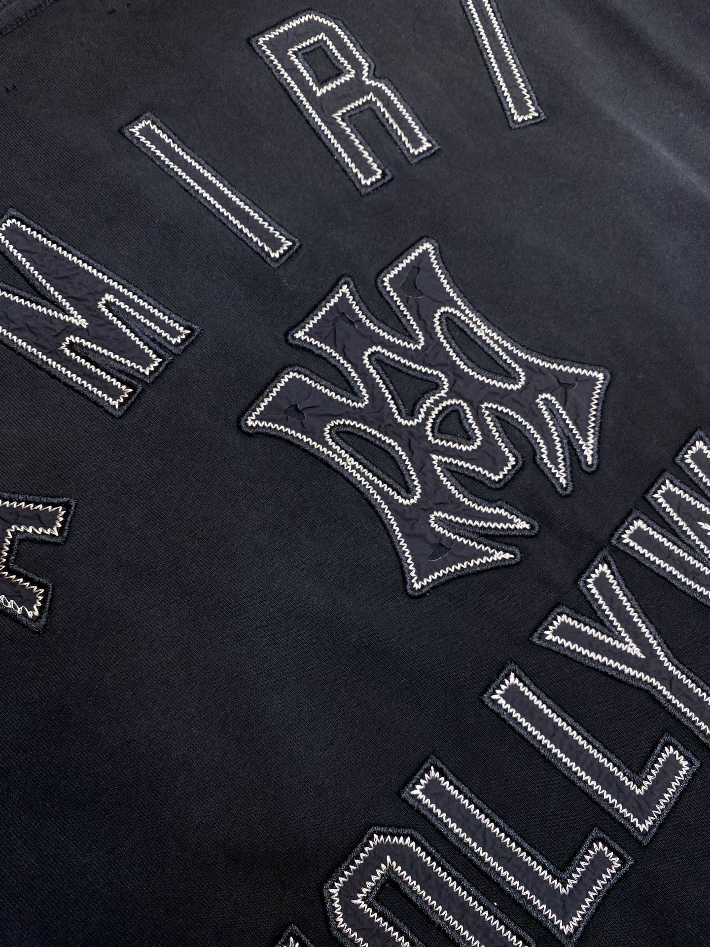 🌟🌟AMIRI 经典刺绣圆领短袖T恤 纯棉材质，穿着舒适透气，夏天必备!胸前字母刺绣 潮流感满满，辨识度