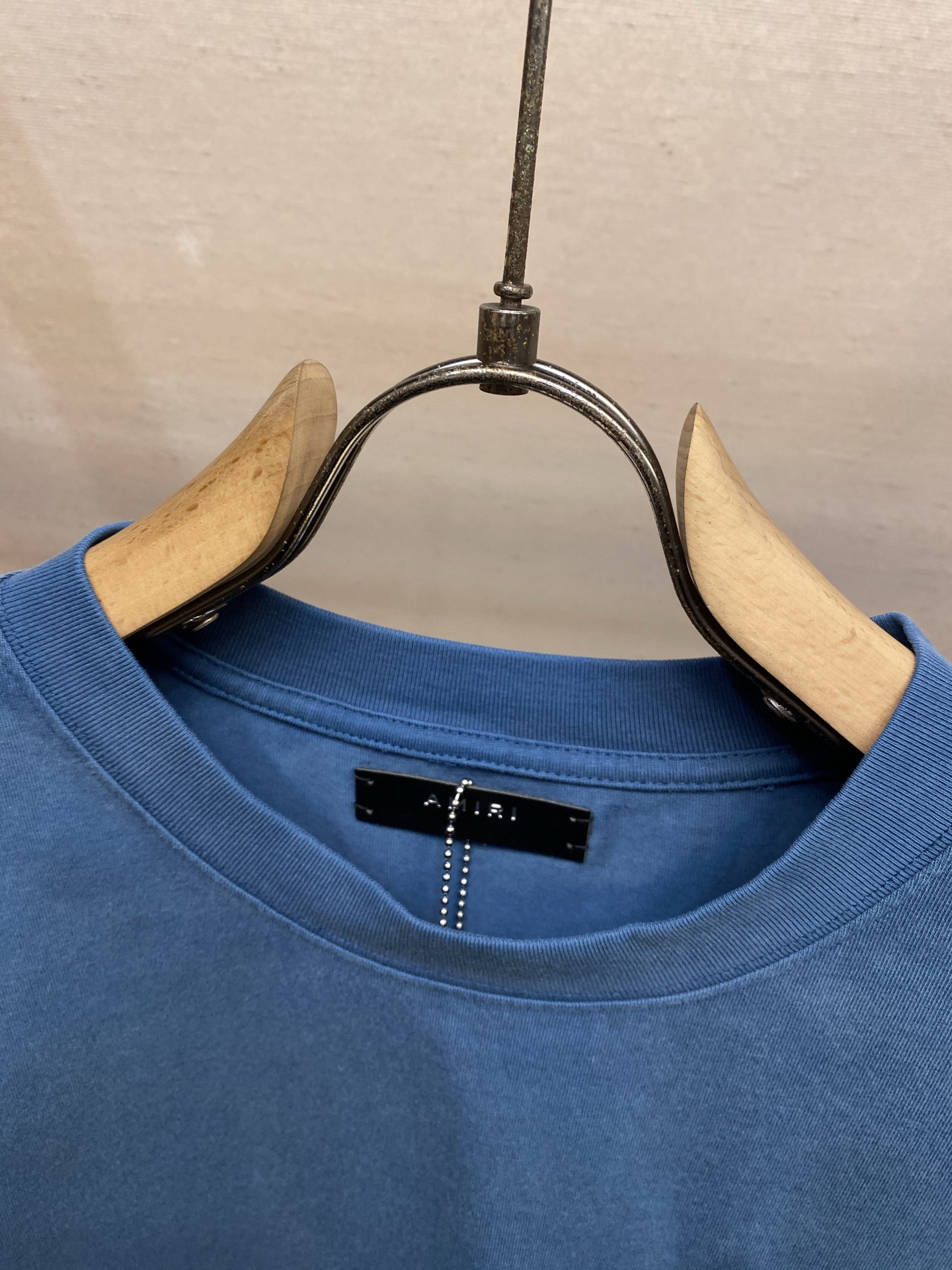 🌟🌟AMIRI 经典刺绣圆领短袖T恤 纯棉材质，穿着舒适透气，夏天必备!胸前字母刺绣 潮流感满满，辨识度