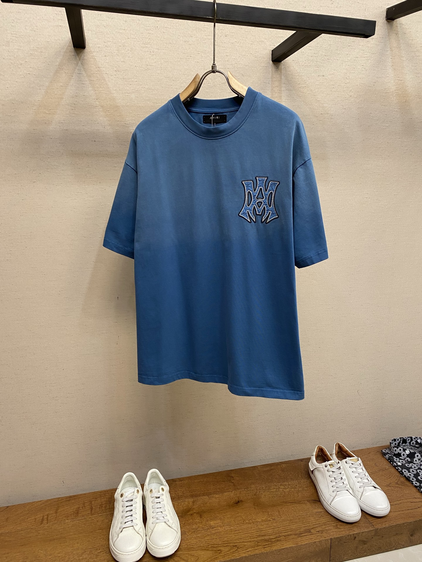 🌟🌟AMIRI 经典刺绣圆领短袖T恤 纯棉材质，穿着舒适透气，夏天必备!胸前字母刺绣 潮流感满满，辨识度