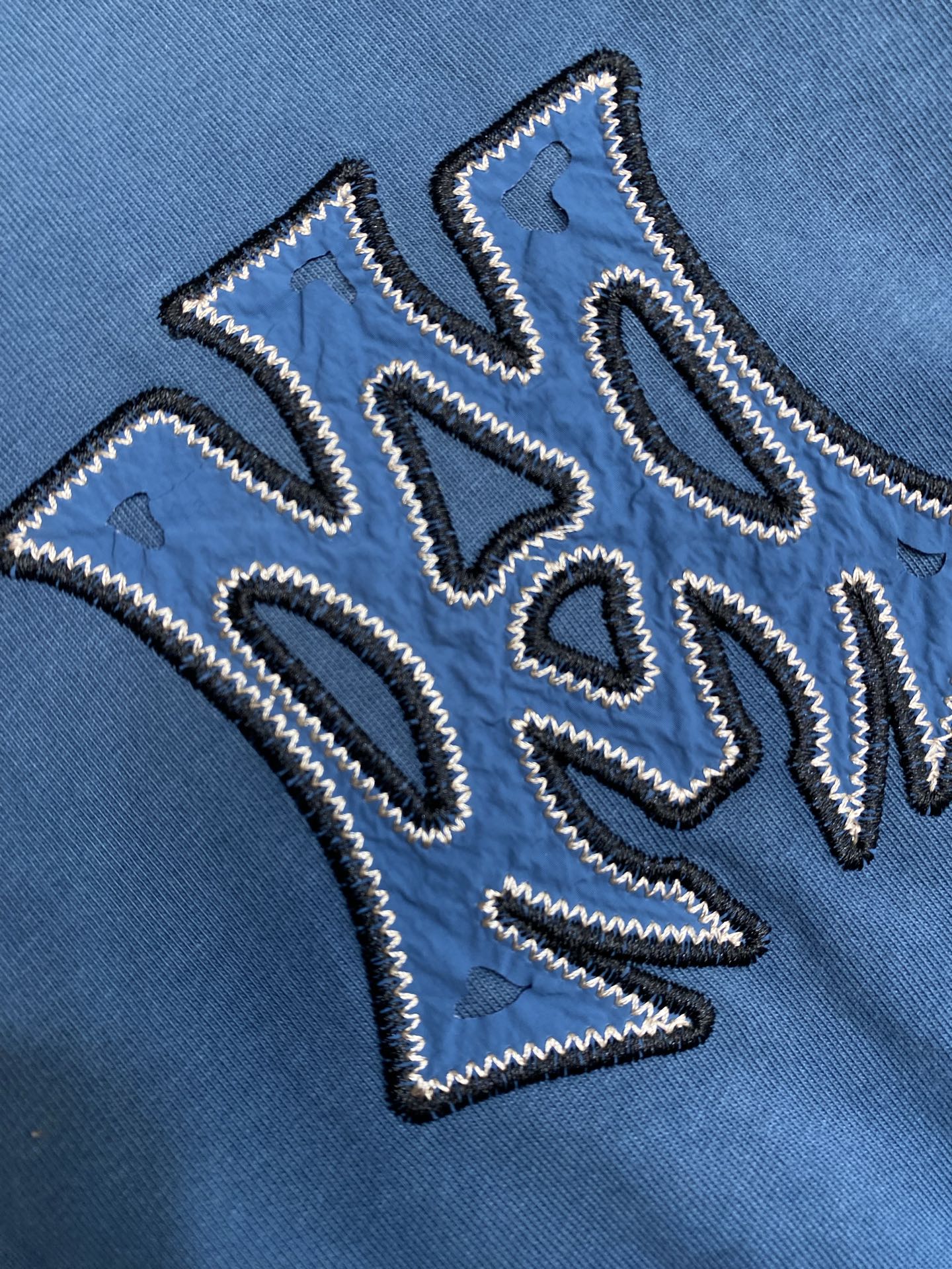 🌟🌟AMIRI 经典刺绣圆领短袖T恤 纯棉材质，穿着舒适透气，夏天必备!胸前字母刺绣 潮流感满满，辨识度