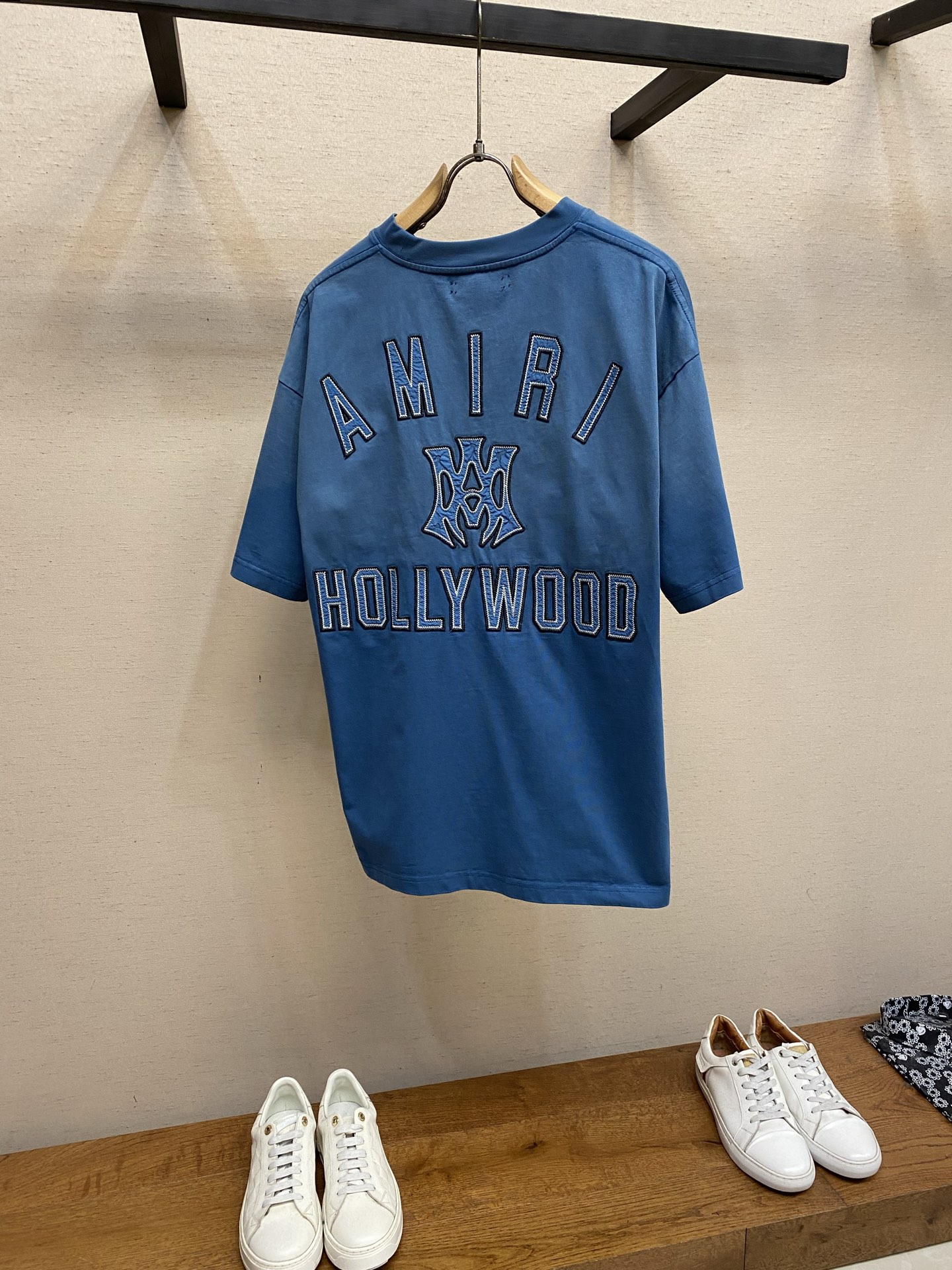 🌟🌟AMIRI 经典刺绣圆领短袖T恤 纯棉材质，穿着舒适透气，夏天必备!胸前字母刺绣 潮流感满满，辨识度
