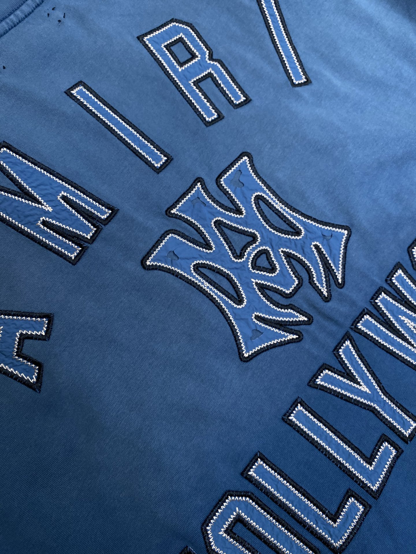 🌟🌟AMIRI 经典刺绣圆领短袖T恤 纯棉材质，穿着舒适透气，夏天必备!胸前字母刺绣 潮流感满满，辨识度