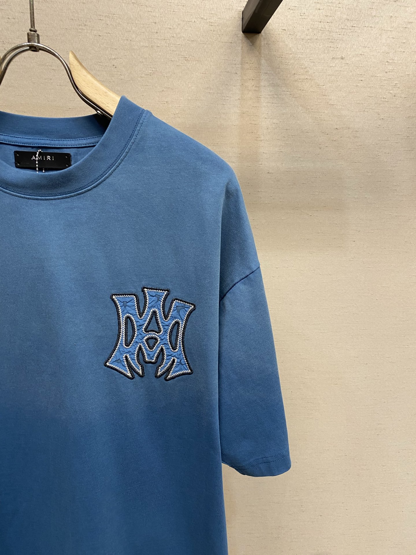 🌟🌟AMIRI 经典刺绣圆领短袖T恤 纯棉材质，穿着舒适透气，夏天必备!胸前字母刺绣 潮流感满满，辨识度
