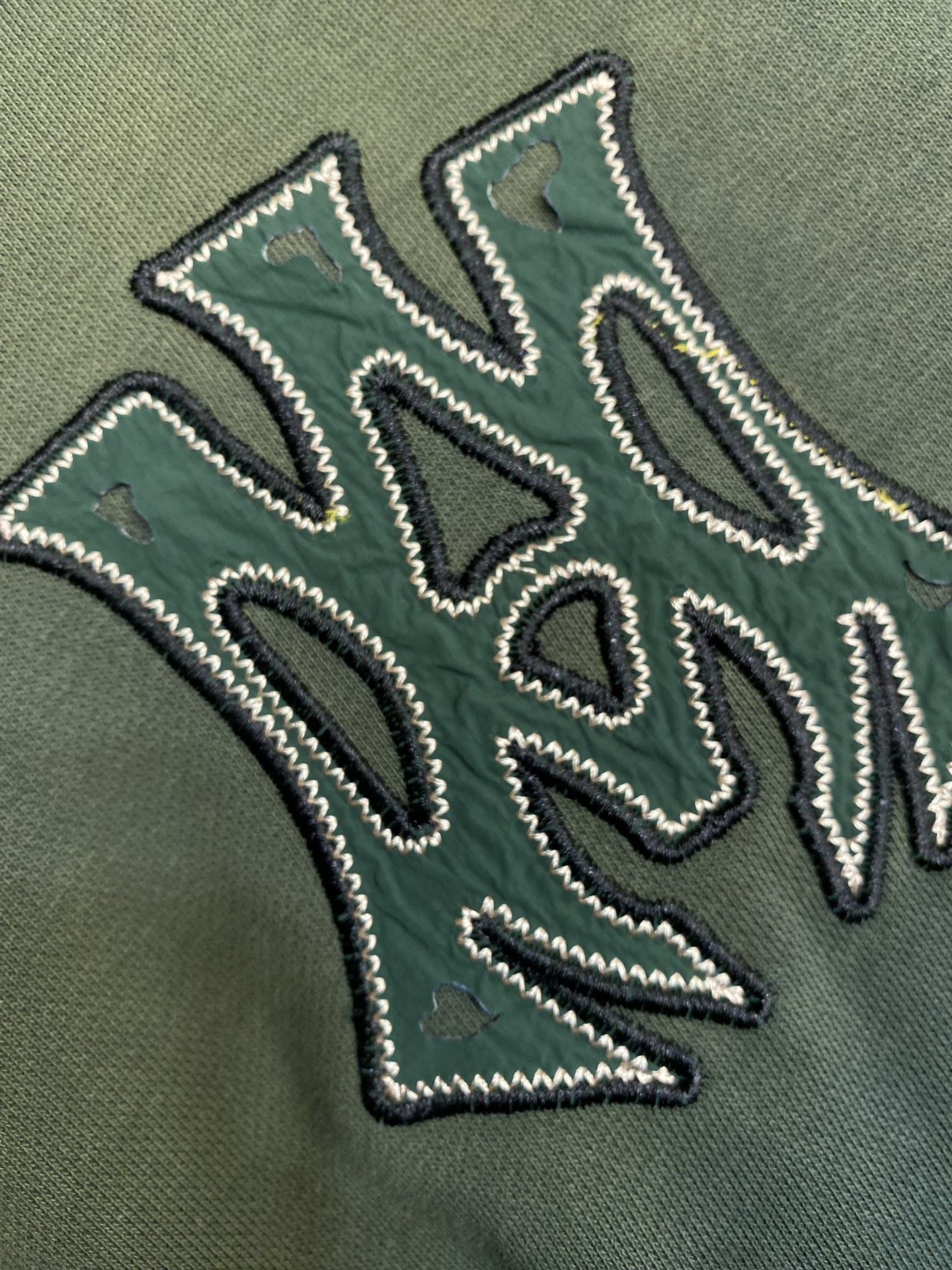 🌟🌟 AMIRI 经典刺绣连帽卫衣，柔软棉质面料，穿着超舒适!正面品牌刺绣Logo，辨识度满分。宽松版型