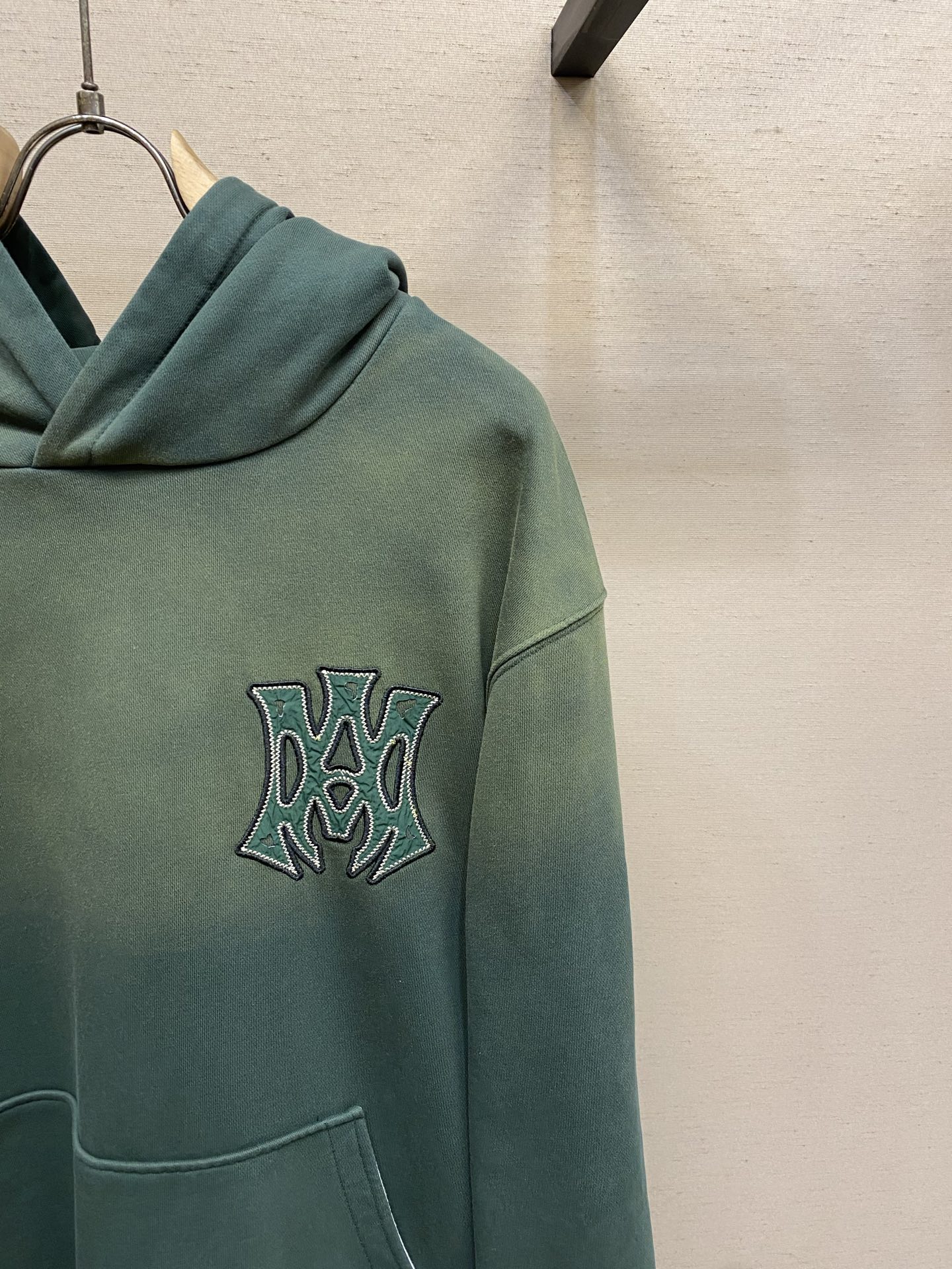 🌟🌟 AMIRI 经典刺绣连帽卫衣，柔软棉质面料，穿着超舒适!正面品牌刺绣Logo，辨识度满分。宽松版型