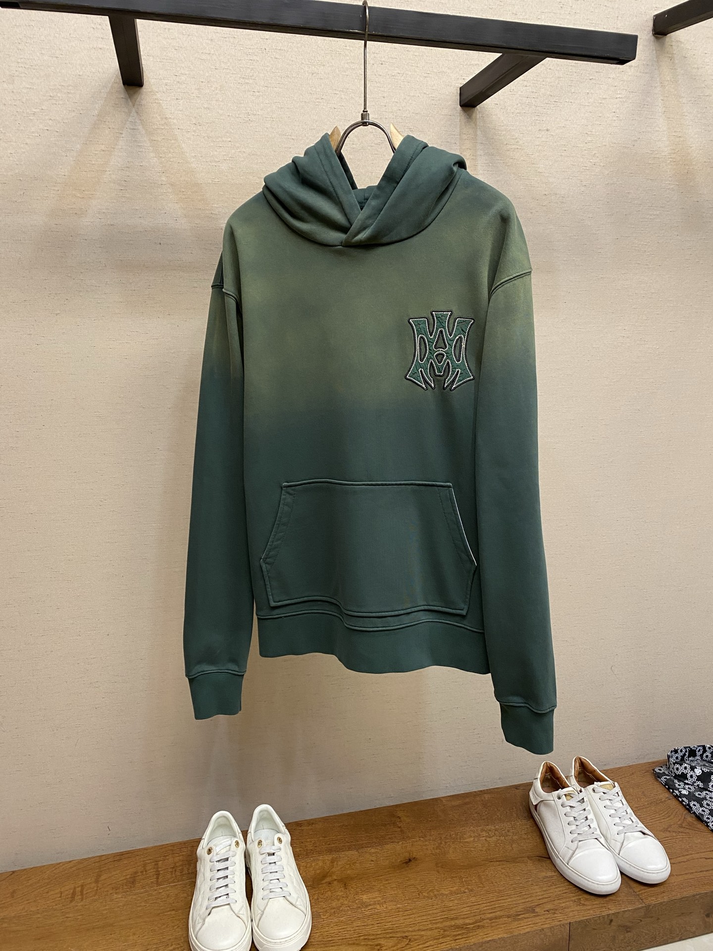 🌟🌟 AMIRI 经典刺绣连帽卫衣，柔软棉质面料，穿着超舒适!正面品牌刺绣Logo，辨识度满分。宽松版型