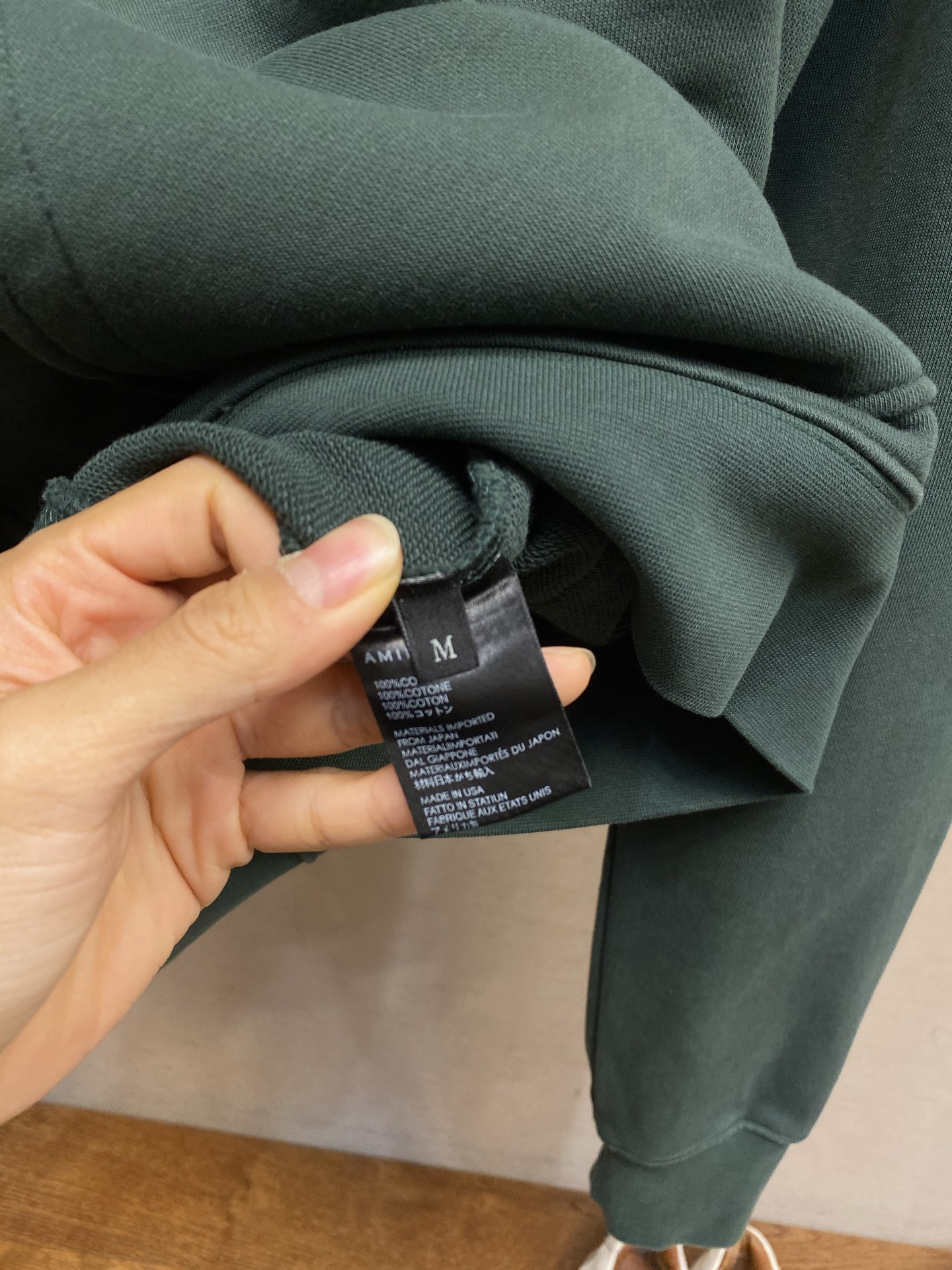 🌟🌟 AMIRI 经典刺绣连帽卫衣，柔软棉质面料，穿着超舒适!正面品牌刺绣Logo，辨识度满分。宽松版型