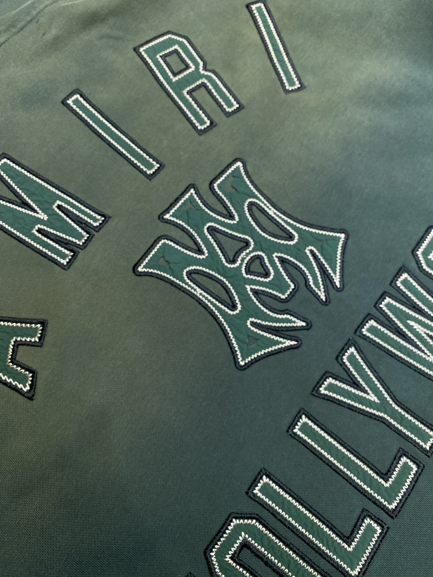 🌟🌟 AMIRI 经典刺绣连帽卫衣，柔软棉质面料，穿着超舒适!正面品牌刺绣Logo，辨识度满分。宽松版型