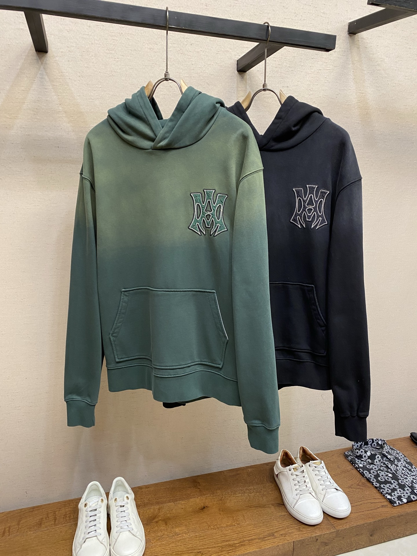 🌟🌟 AMIRI 经典刺绣连帽卫衣，柔软棉质面料，穿着超舒适!正面品牌刺绣Logo，辨识度满分。宽松版型