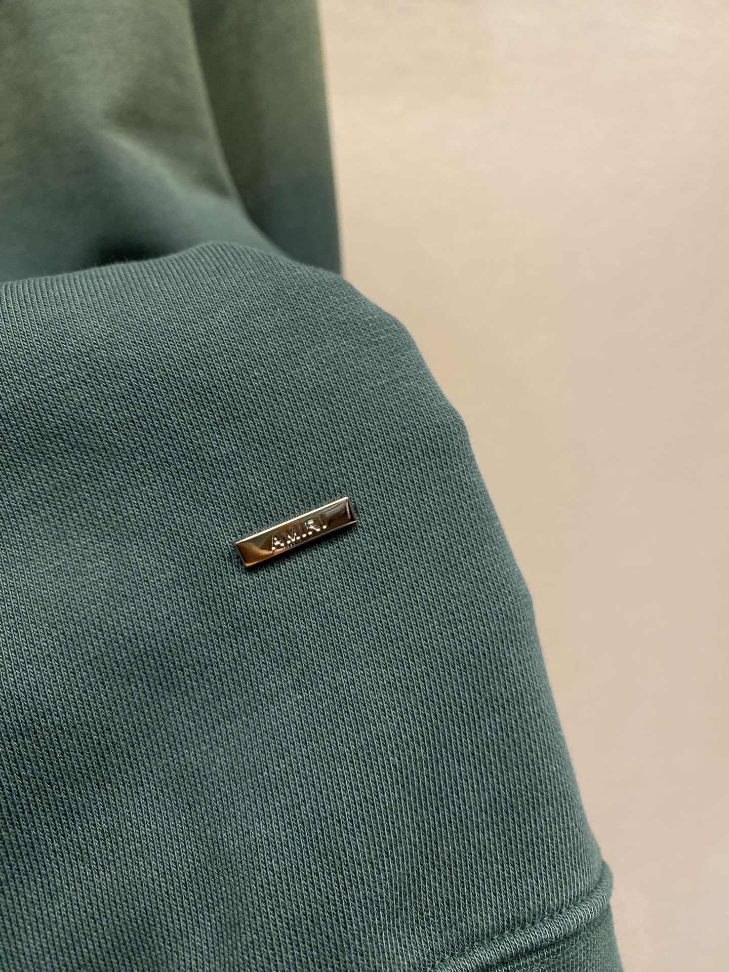 🌟🌟 AMIRI 经典刺绣连帽卫衣，柔软棉质面料，穿着超舒适!正面品牌刺绣Logo，辨识度满分。宽松版型