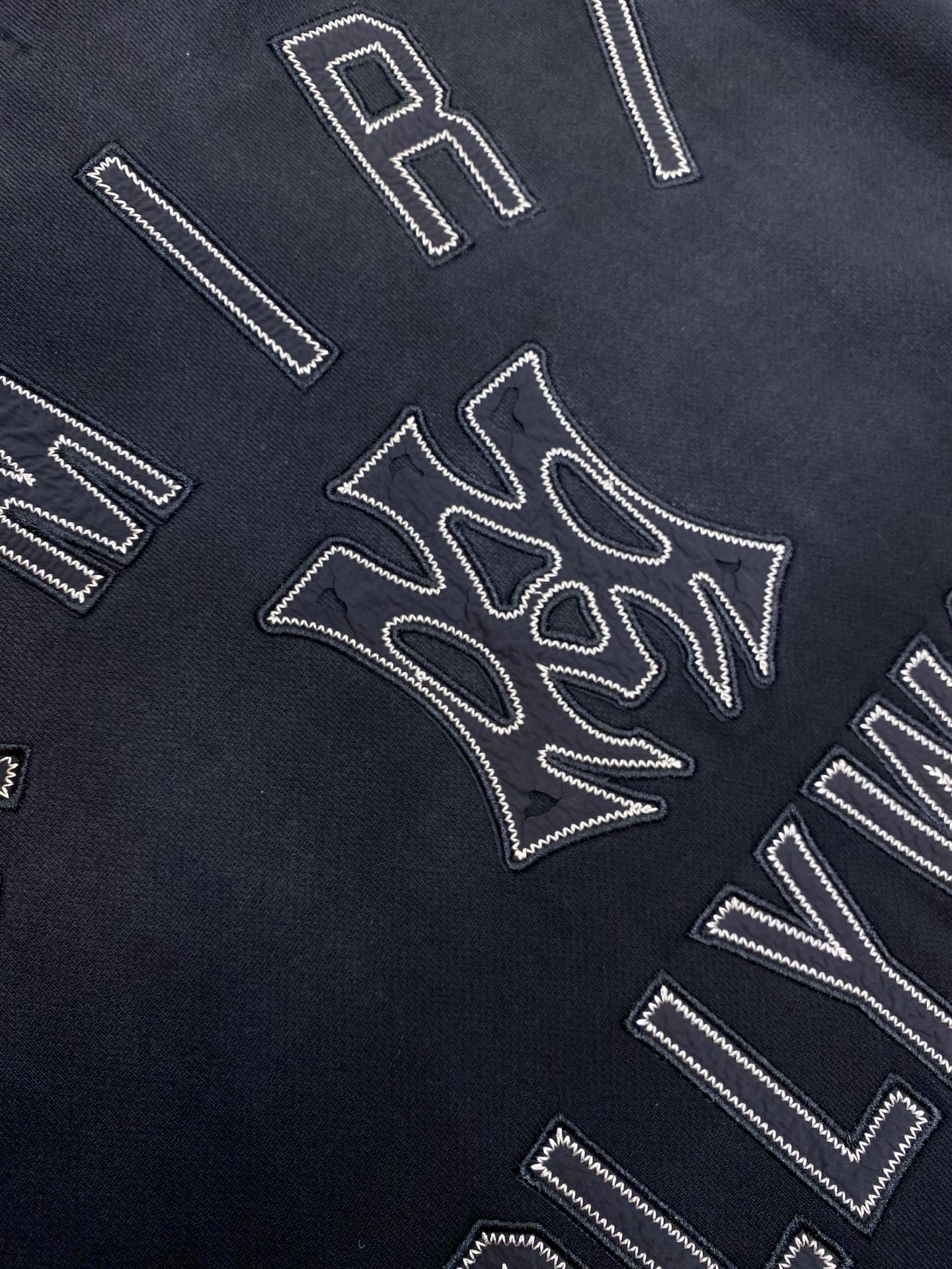 🌟🌟 AMIRI 经典刺绣连帽卫衣，柔软棉质面料，穿着超舒适!正面品牌刺绣Logo，辨识度满分。宽松版型