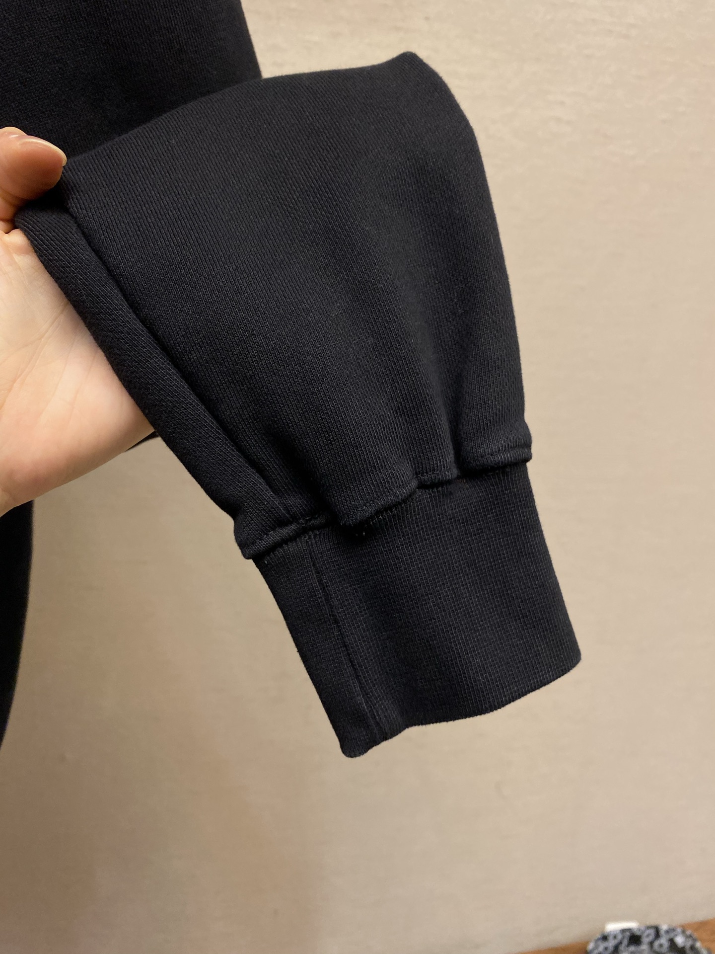 🌟🌟 AMIRI 经典刺绣连帽卫衣，柔软棉质面料，穿着超舒适!正面品牌刺绣Logo，辨识度满分。宽松版型