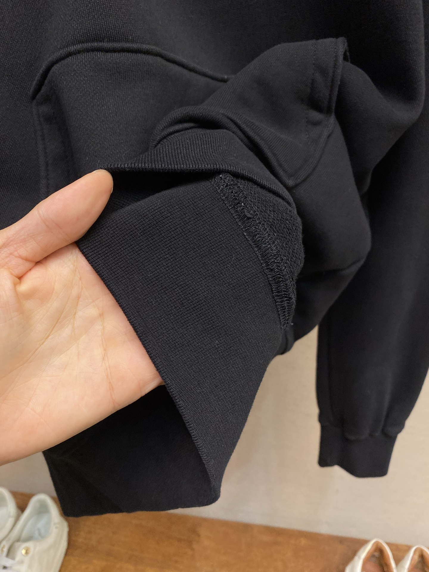 🌟🌟 AMIRI 经典刺绣连帽卫衣，柔软棉质面料，穿着超舒适!正面品牌刺绣Logo，辨识度满分。宽松版型