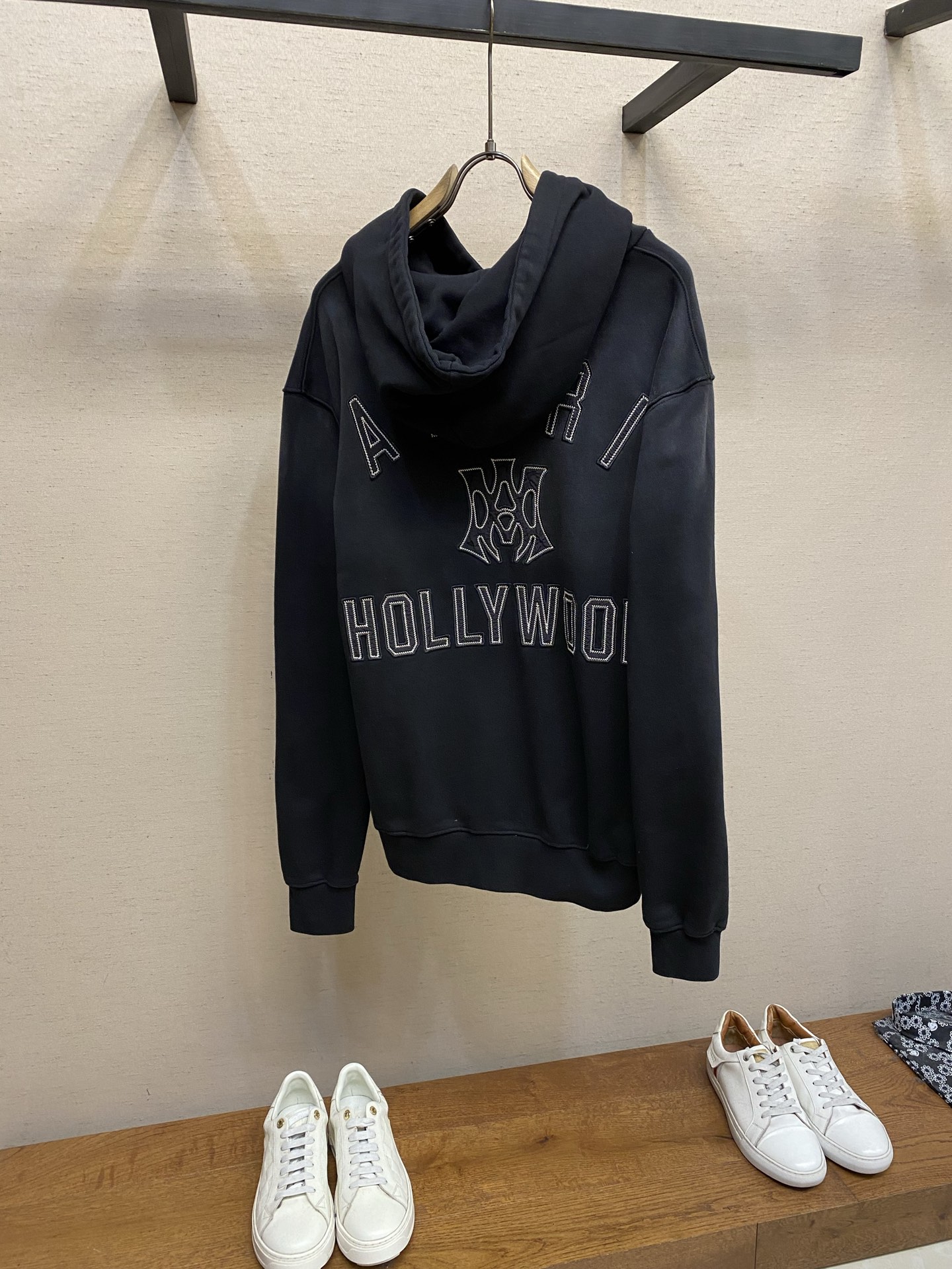 🌟🌟 AMIRI 经典刺绣连帽卫衣，柔软棉质面料，穿着超舒适!正面品牌刺绣Logo，辨识度满分。宽松版型