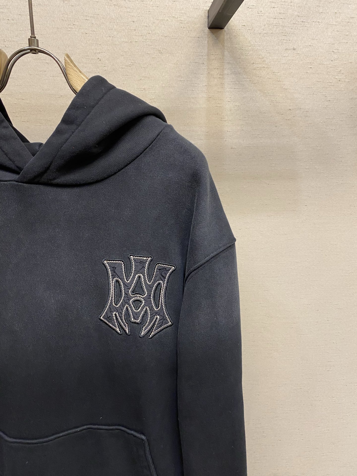 🌟🌟 AMIRI 经典刺绣连帽卫衣，柔软棉质面料，穿着超舒适!正面品牌刺绣Logo，辨识度满分。宽松版型