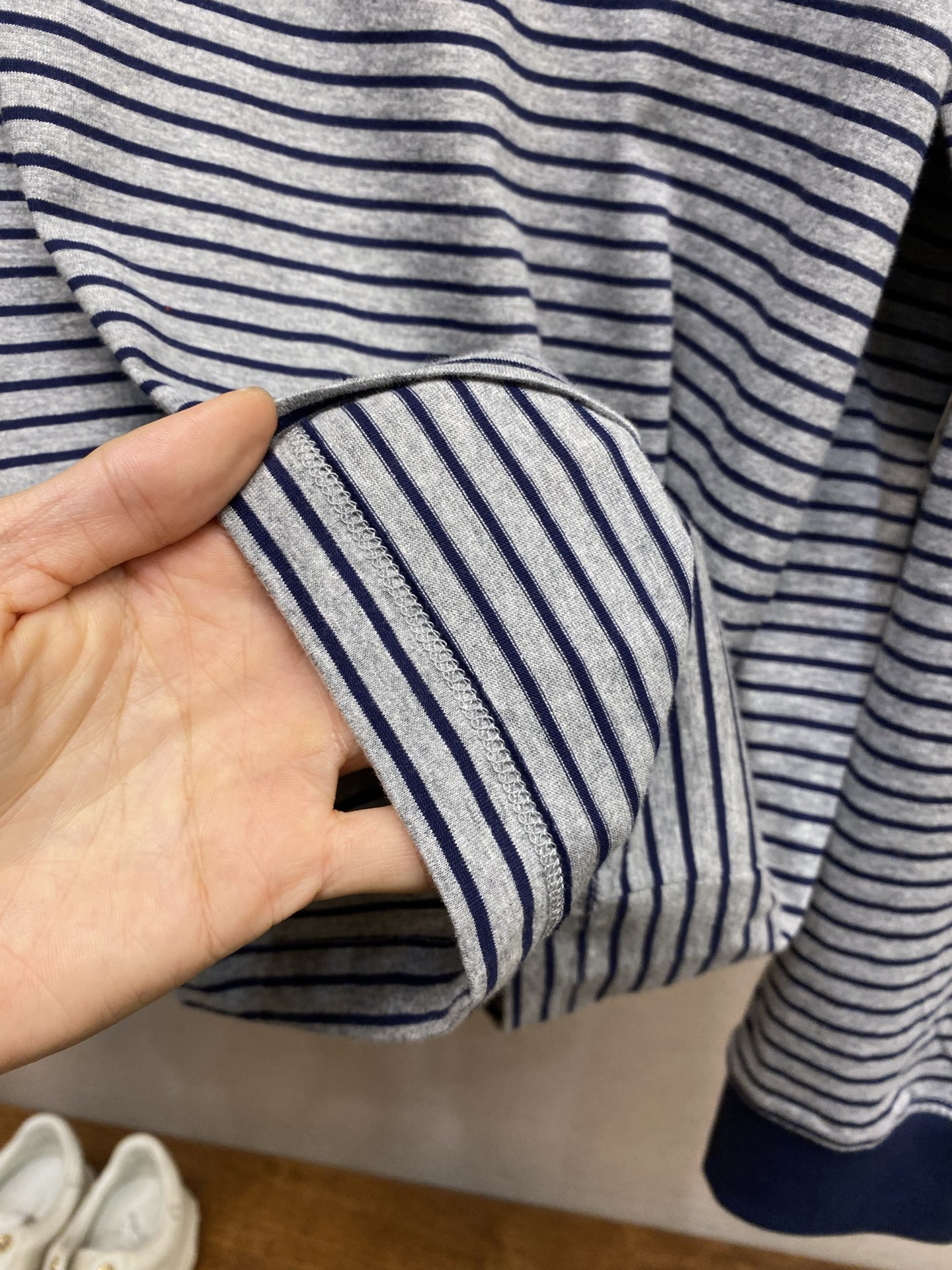 🌟🌟 Miu Miu 条纹长袖T恤，灰蓝细条纹+深蓝圆领袖口，简约又有辨识度。柔软针织面料，穿着舒适，胸