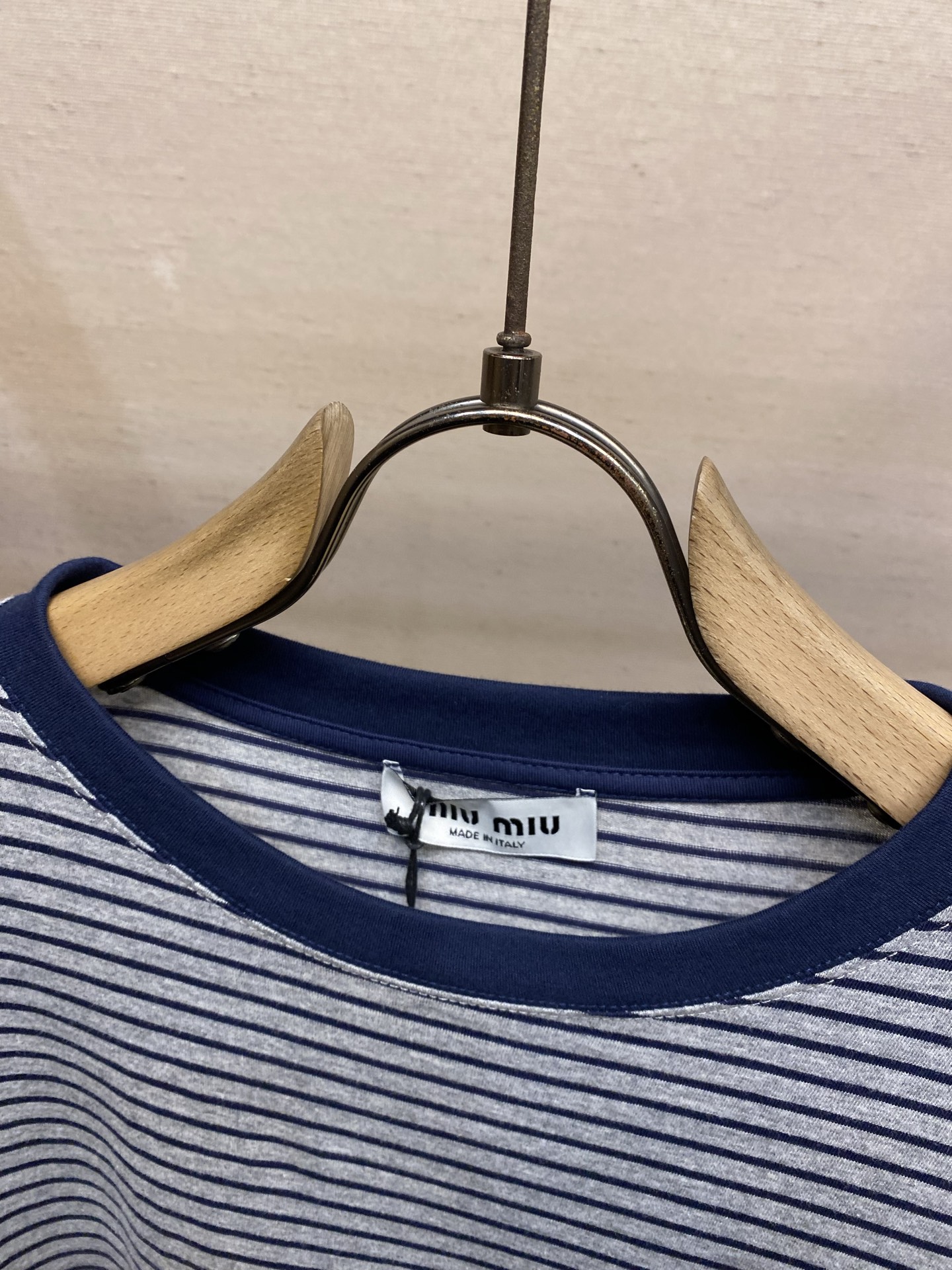 🌟🌟 Miu Miu 条纹长袖T恤，灰蓝细条纹+深蓝圆领袖口，简约又有辨识度。柔软针织面料，穿着舒适，胸