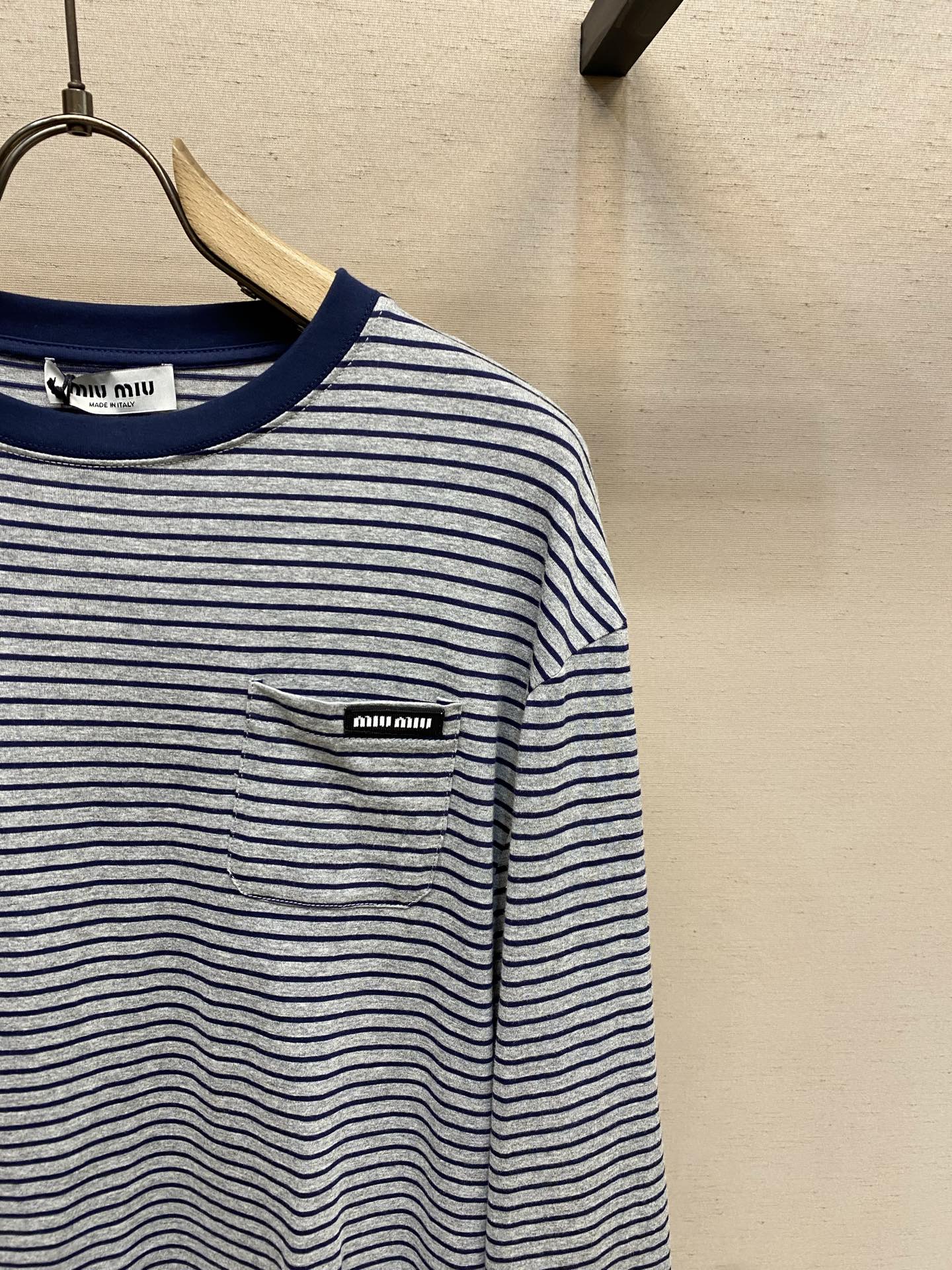 🌟🌟 Miu Miu 条纹长袖T恤，灰蓝细条纹+深蓝圆领袖口，简约又有辨识度。柔软针织面料，穿着舒适，胸