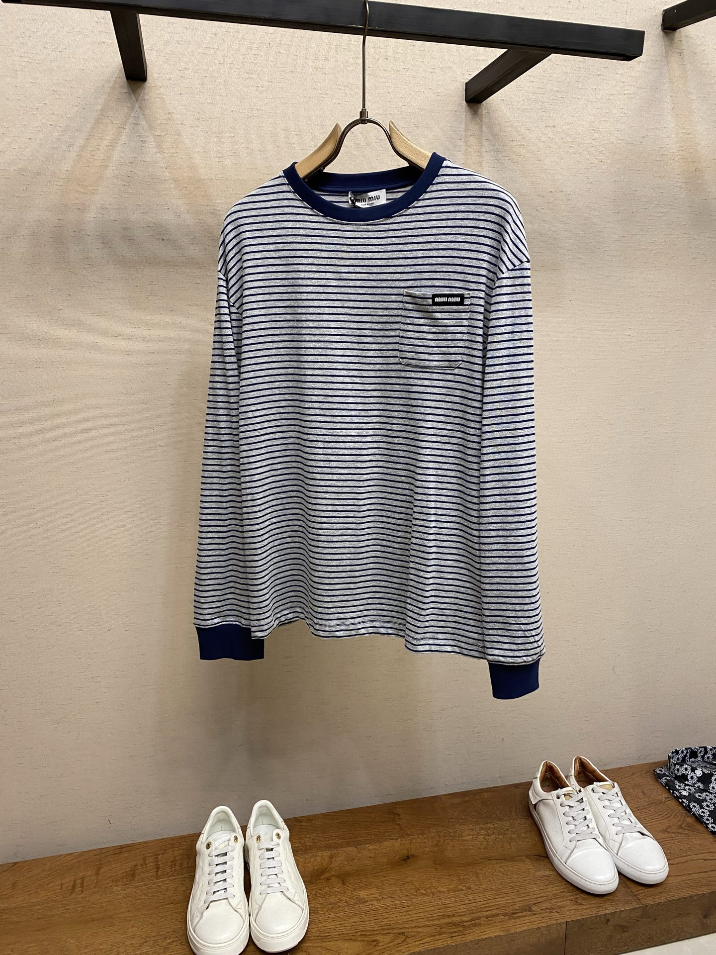 🌟🌟 Miu Miu 条纹长袖T恤，灰蓝细条纹+深蓝圆领袖口，简约又有辨识度。柔软针织面料，穿着舒适，胸
