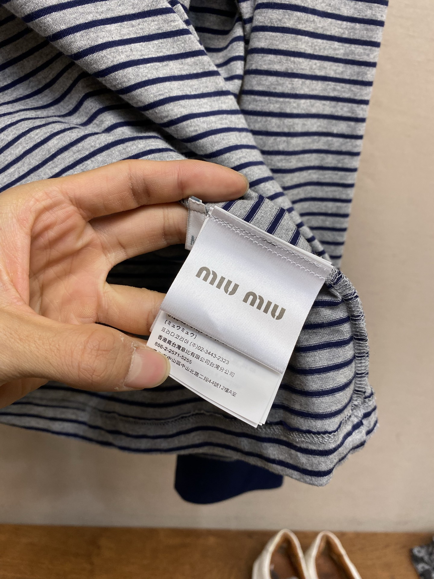 🌟🌟 Miu Miu 条纹长袖T恤，灰蓝细条纹+深蓝圆领袖口，简约又有辨识度。柔软针织面料，穿着舒适，胸