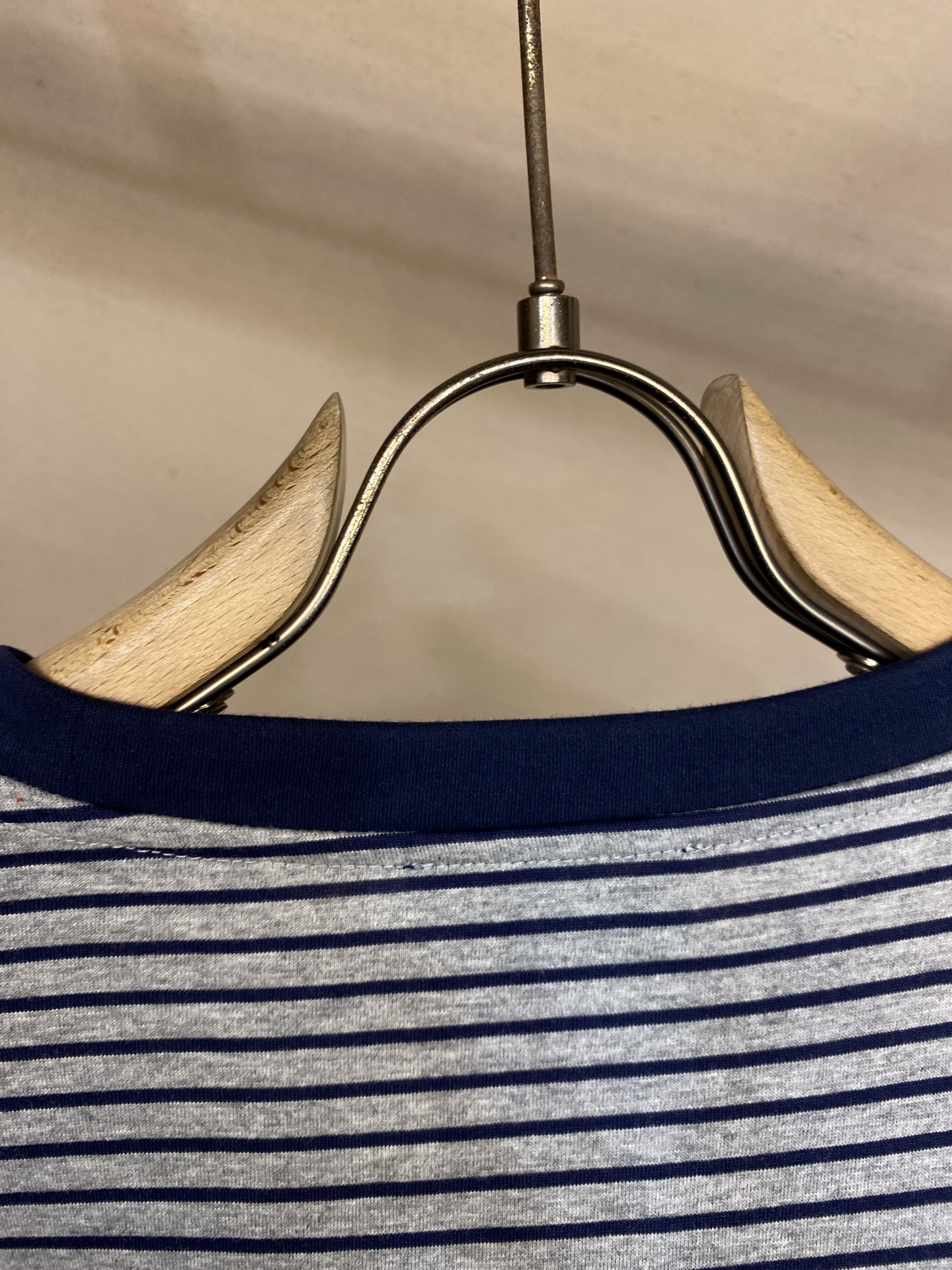 🌟🌟 Miu Miu 条纹长袖T恤，灰蓝细条纹+深蓝圆领袖口，简约又有辨识度。柔软针织面料，穿着舒适，胸