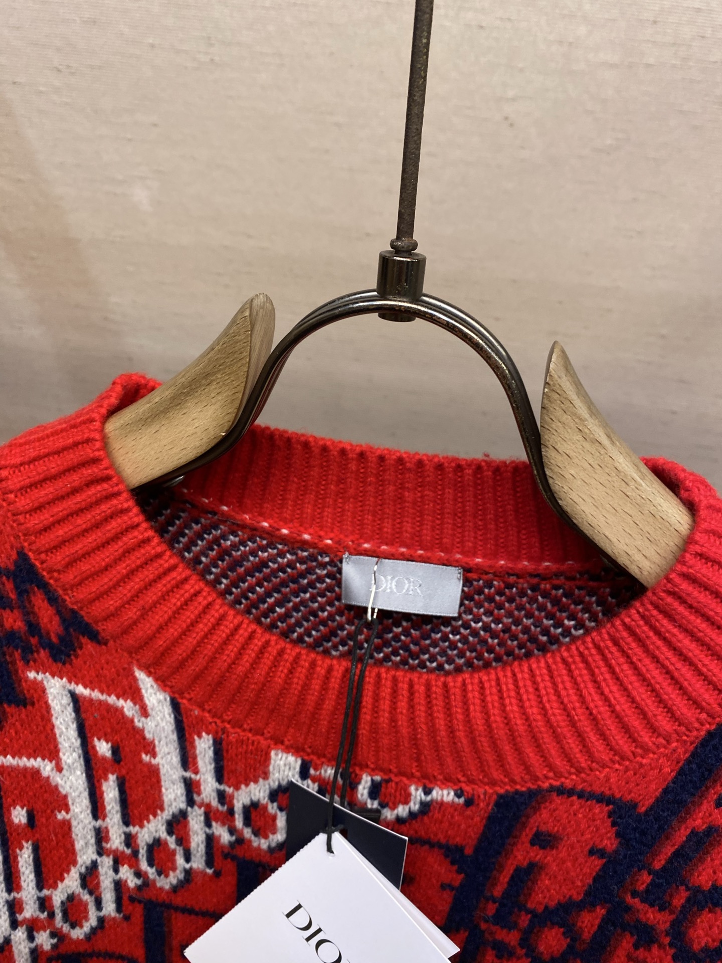 🌟🌟Dior 25fw新款针织衫红色绵羊毛提花面料 Oblique 印花 这款针织衫突显 Dio 经典的