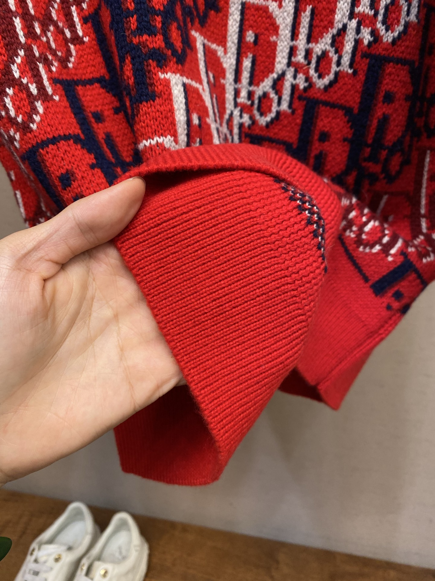 🌟🌟Dior 25fw新款针织衫红色绵羊毛提花面料 Oblique 印花 这款针织衫突显 Dio 经典的