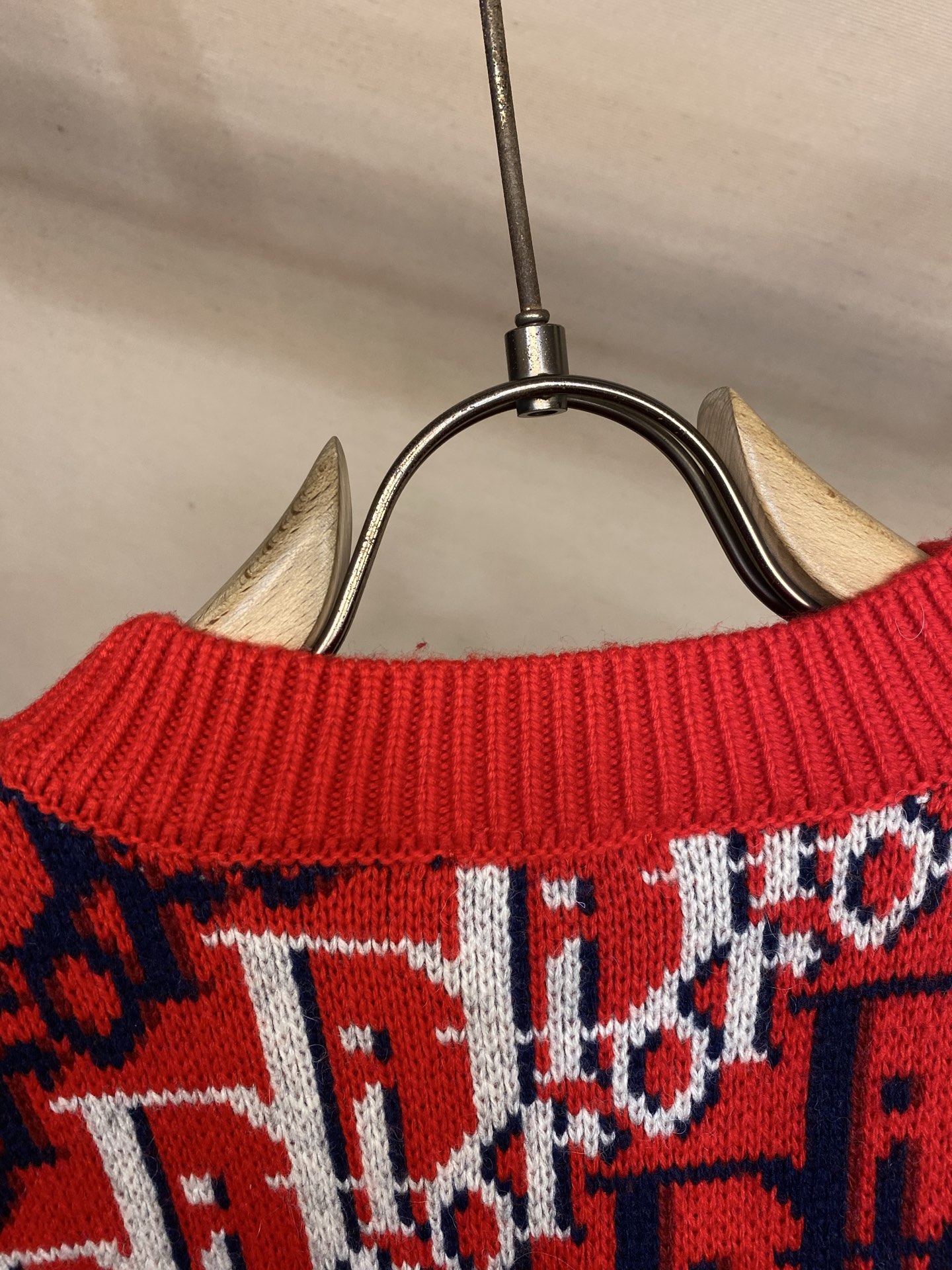 🌟🌟Dior 25fw新款针织衫红色绵羊毛提花面料 Oblique 印花 这款针织衫突显 Dio 经典的