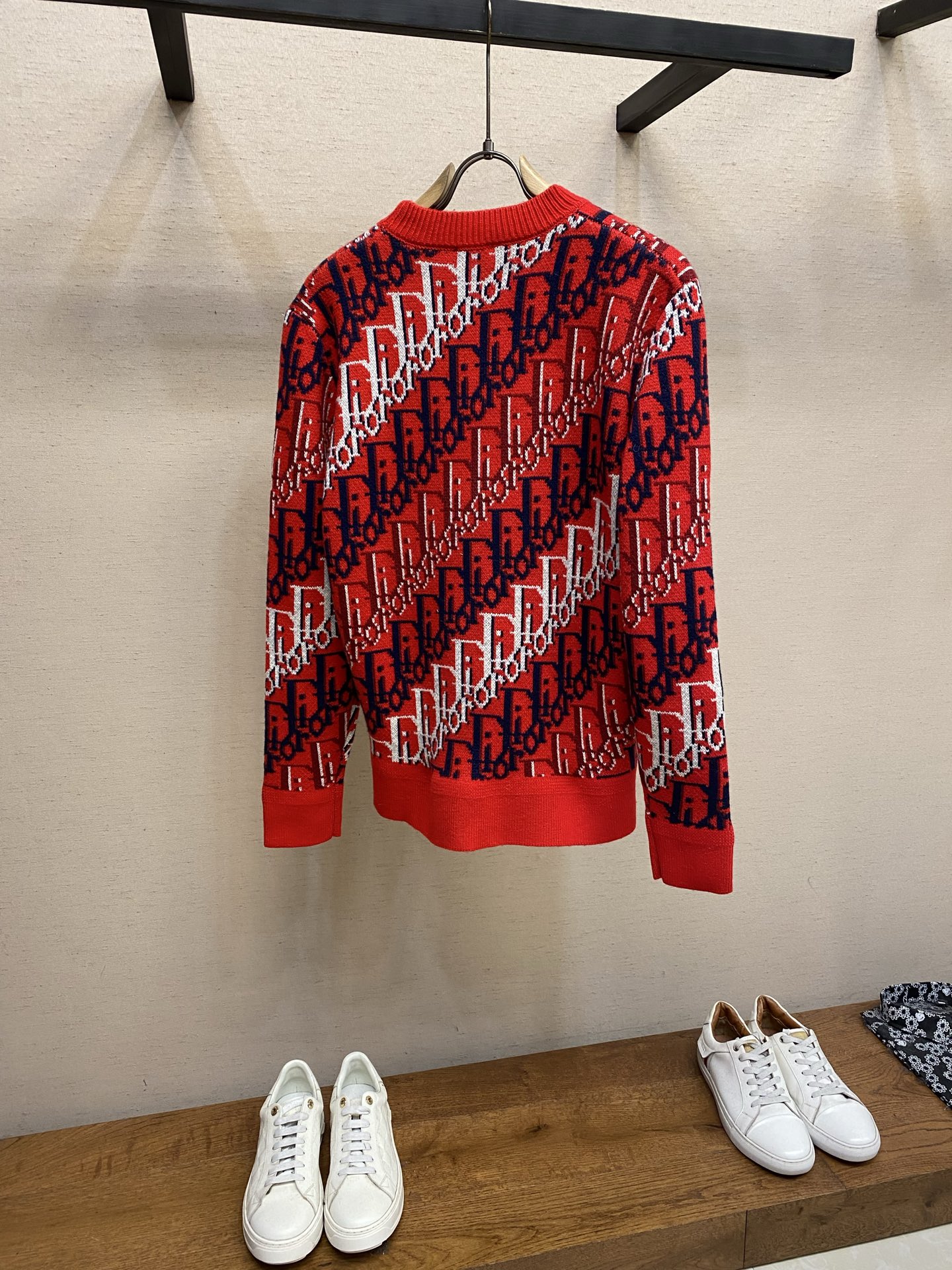 🌟🌟Dior 25fw新款针织衫红色绵羊毛提花面料 Oblique 印花 这款针织衫突显 Dio 经典的