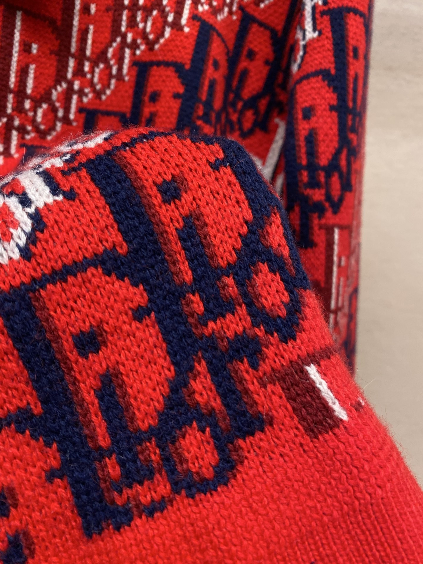 🌟🌟Dior 25fw新款针织衫红色绵羊毛提花面料 Oblique 印花 这款针织衫突显 Dio 经典的