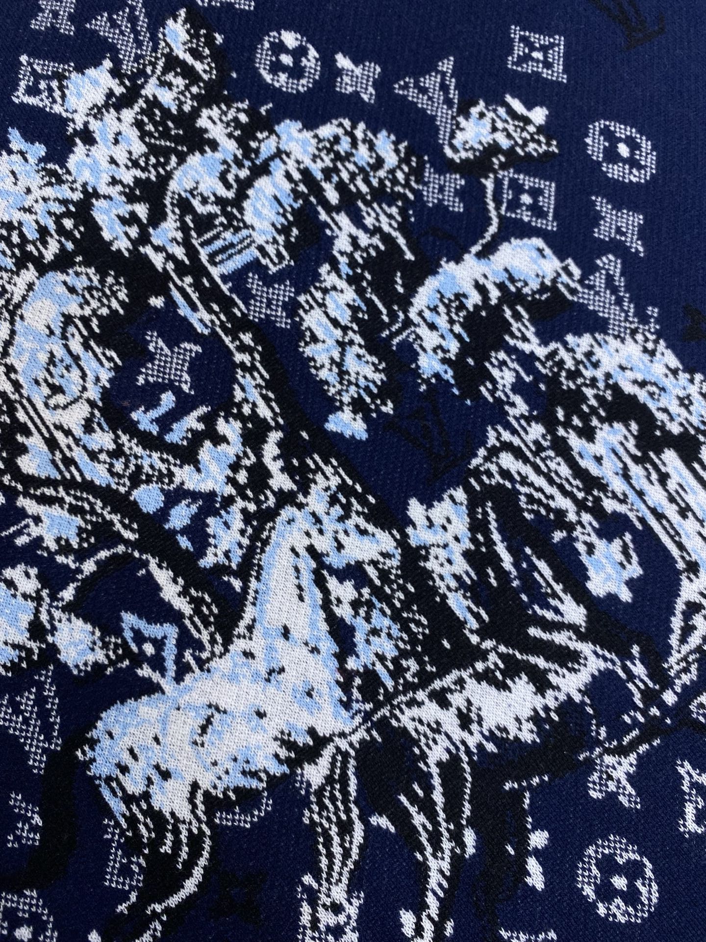 🌟🌟1V 这款短袖圆领衫采用奢华的棉丝混纺面料制成，在挂毯般的提花中装饰着Monogram Horses