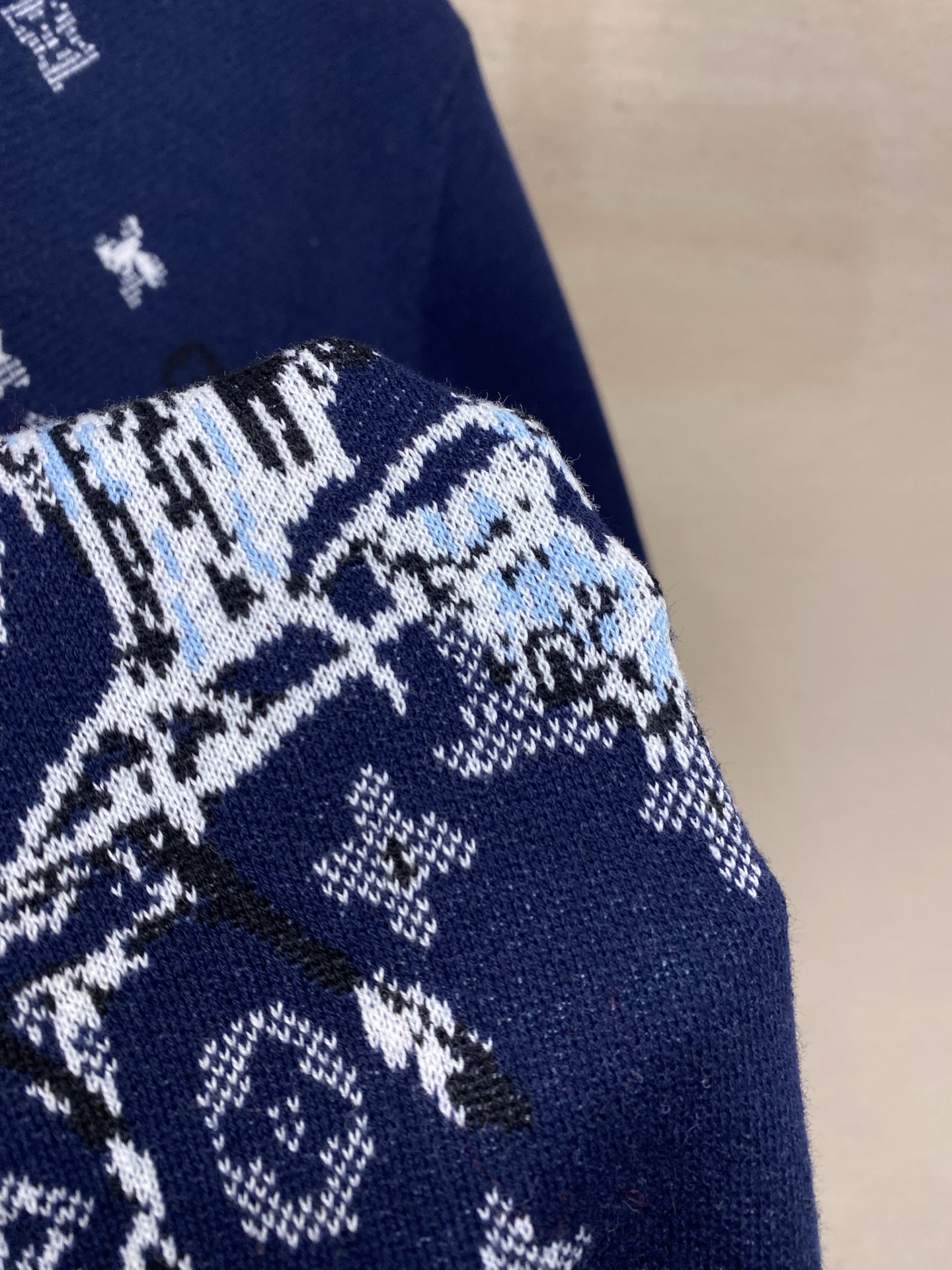 🌟🌟1V 这款短袖圆领衫采用奢华的棉丝混纺面料制成，在挂毯般的提花中装饰着Monogram Horses