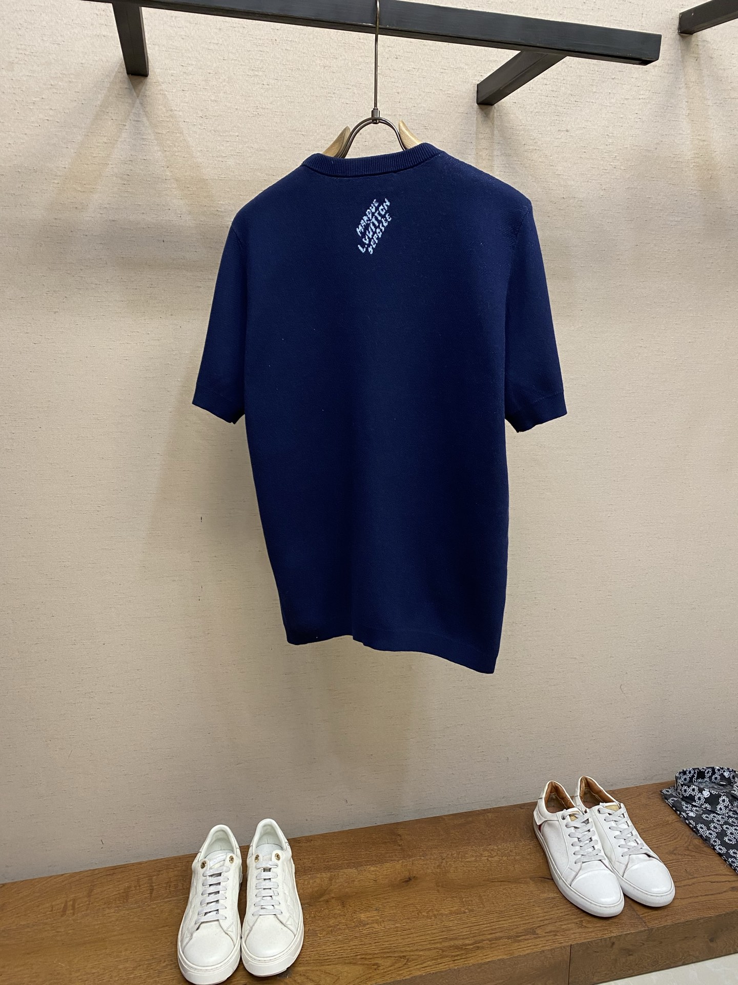 🌟🌟1V 这款短袖圆领衫采用奢华的棉丝混纺面料制成，在挂毯般的提花中装饰着Monogram Horses