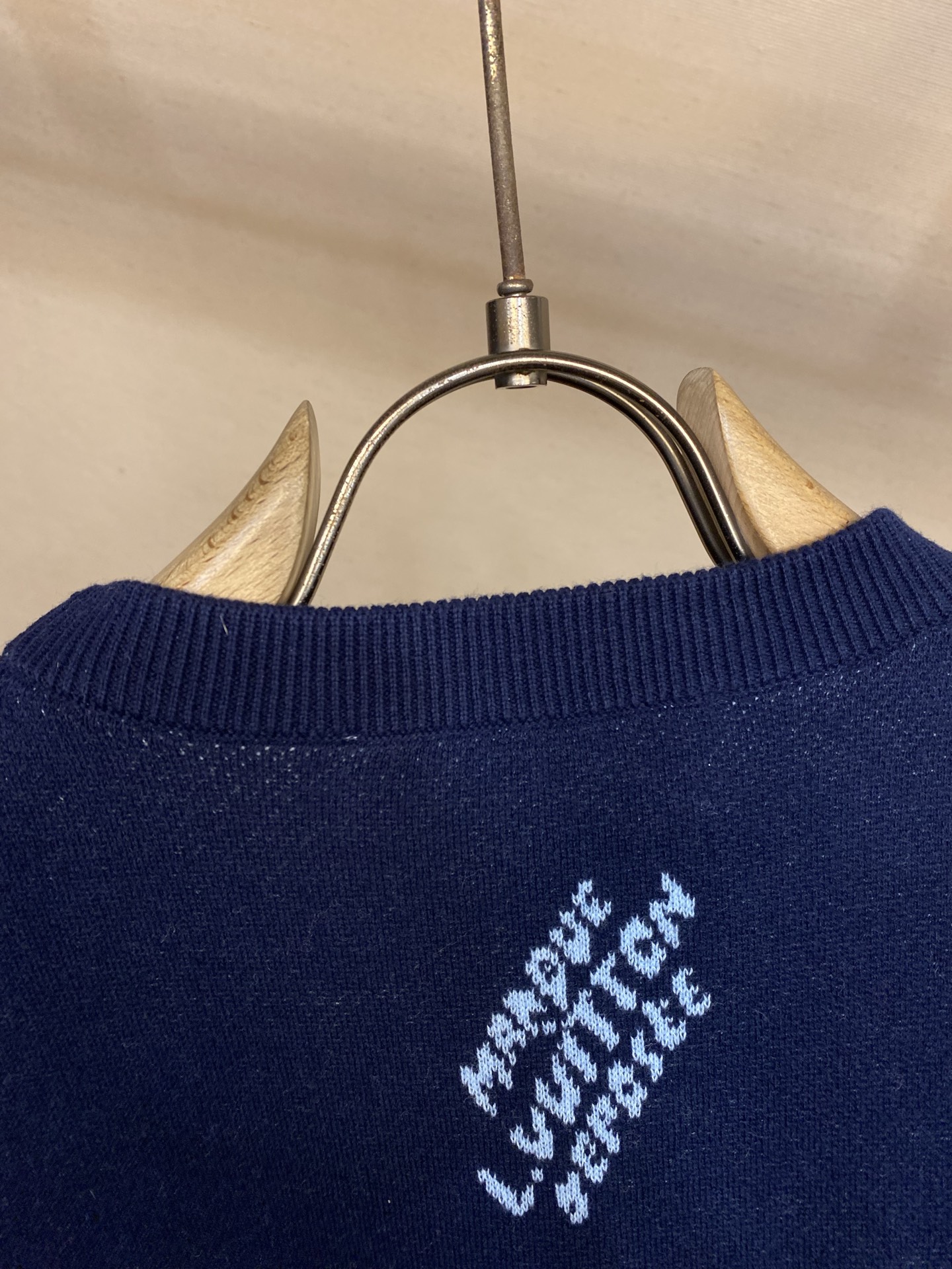 🌟🌟1V 这款短袖圆领衫采用奢华的棉丝混纺面料制成，在挂毯般的提花中装饰着Monogram Horses