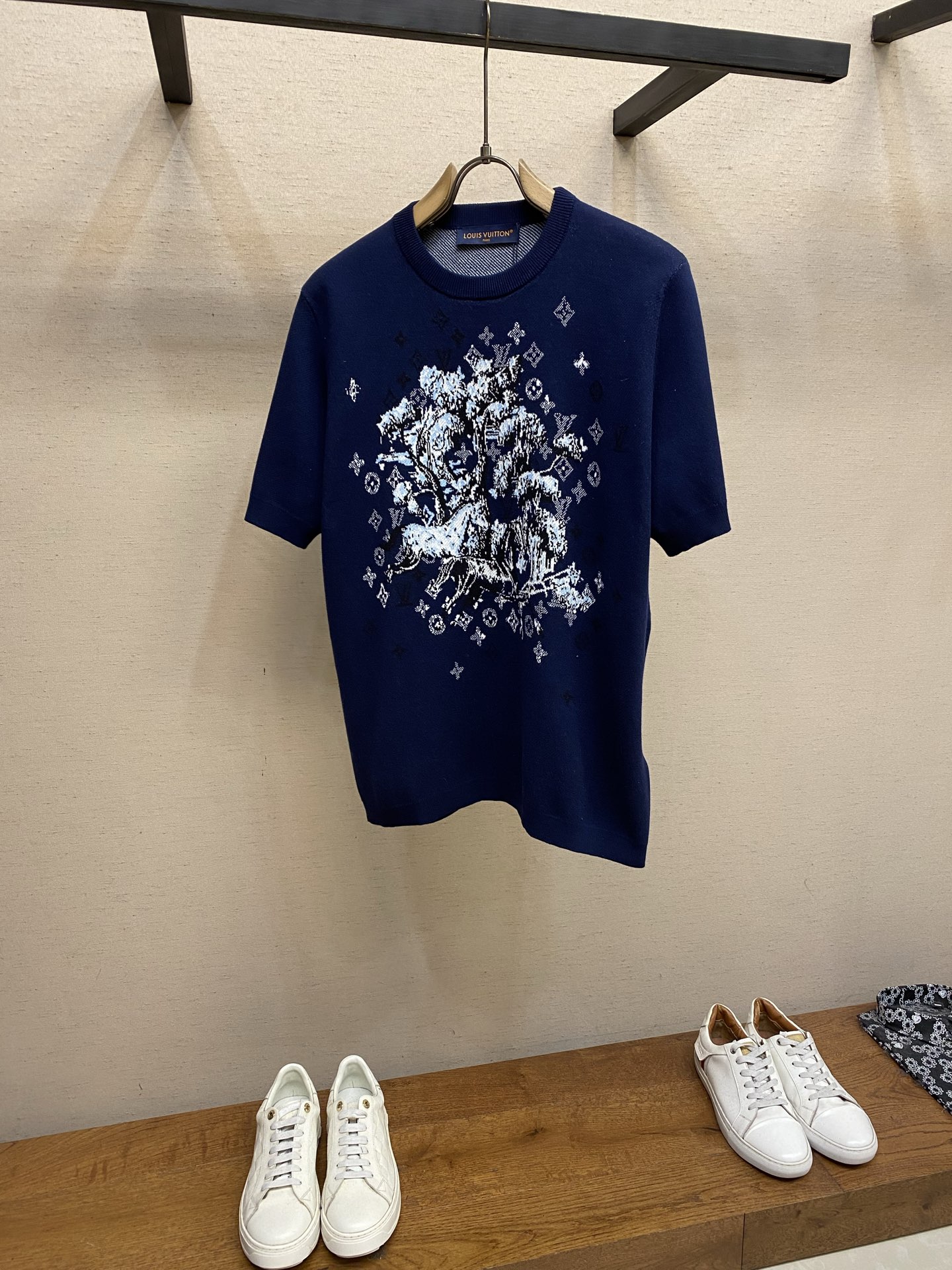 🌟🌟1V 这款短袖圆领衫采用奢华的棉丝混纺面料制成，在挂毯般的提花中装饰着Monogram Horses