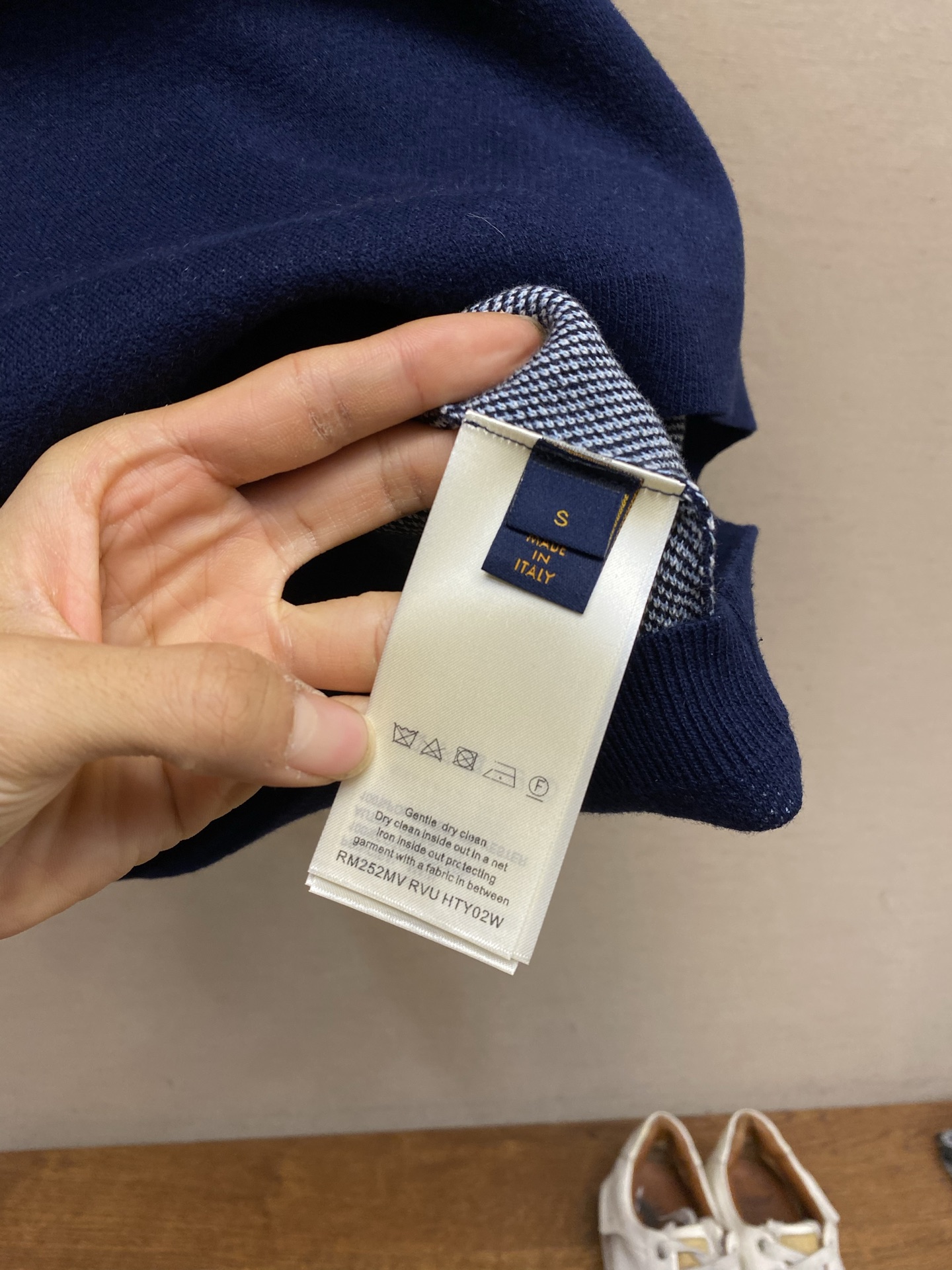 🌟🌟1V 这款短袖圆领衫采用奢华的棉丝混纺面料制成，在挂毯般的提花中装饰着Monogram Horses