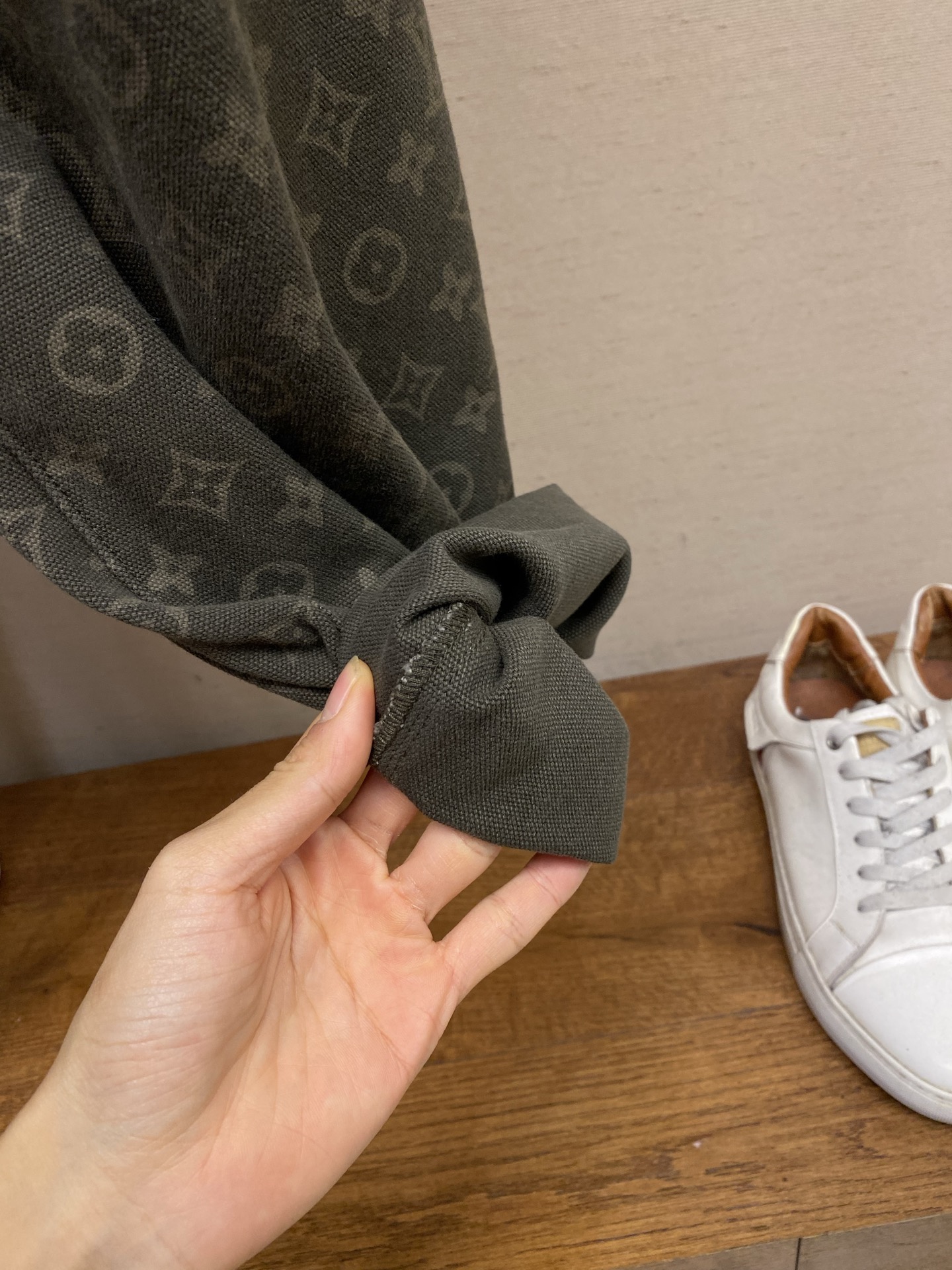 🌟🌟1V 老花阔腿牛仔裤，经典Monogram提花设计， 调低调奢华。高品质牛仔布，耐磨又舒适，宽松直筒