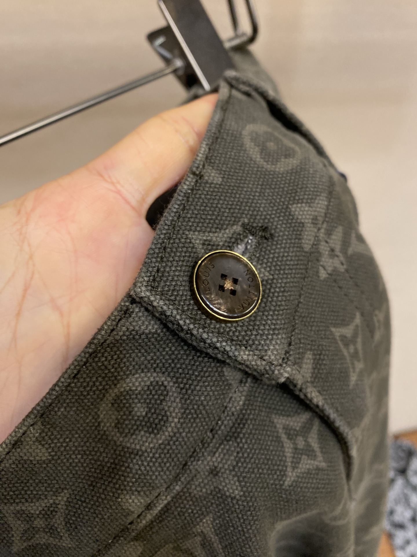 🌟🌟1V 老花阔腿牛仔裤，经典Monogram提花设计， 调低调奢华。高品质牛仔布，耐磨又舒适，宽松直筒