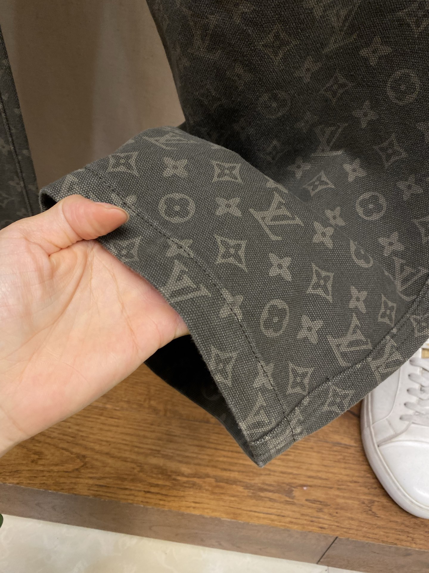 🌟🌟1V 老花阔腿牛仔裤，经典Monogram提花设计， 调低调奢华。高品质牛仔布，耐磨又舒适，宽松直筒