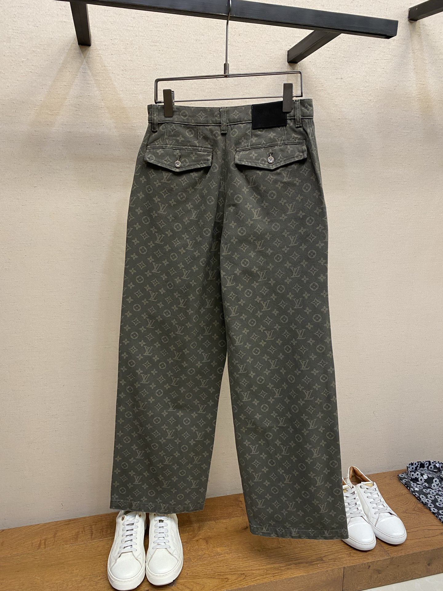 🌟🌟1V 老花阔腿牛仔裤，经典Monogram提花设计， 调低调奢华。高品质牛仔布，耐磨又舒适，宽松直筒