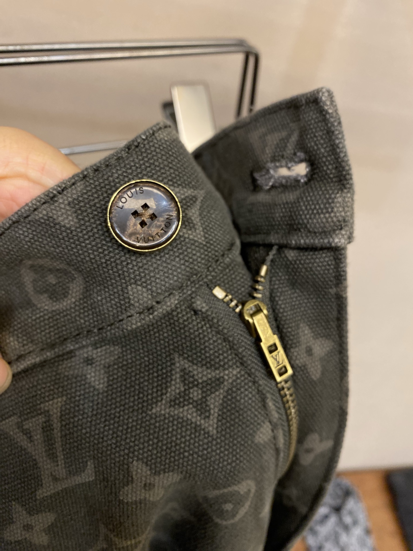 🌟🌟1V 老花阔腿牛仔裤，经典Monogram提花设计， 调低调奢华。高品质牛仔布，耐磨又舒适，宽松直筒