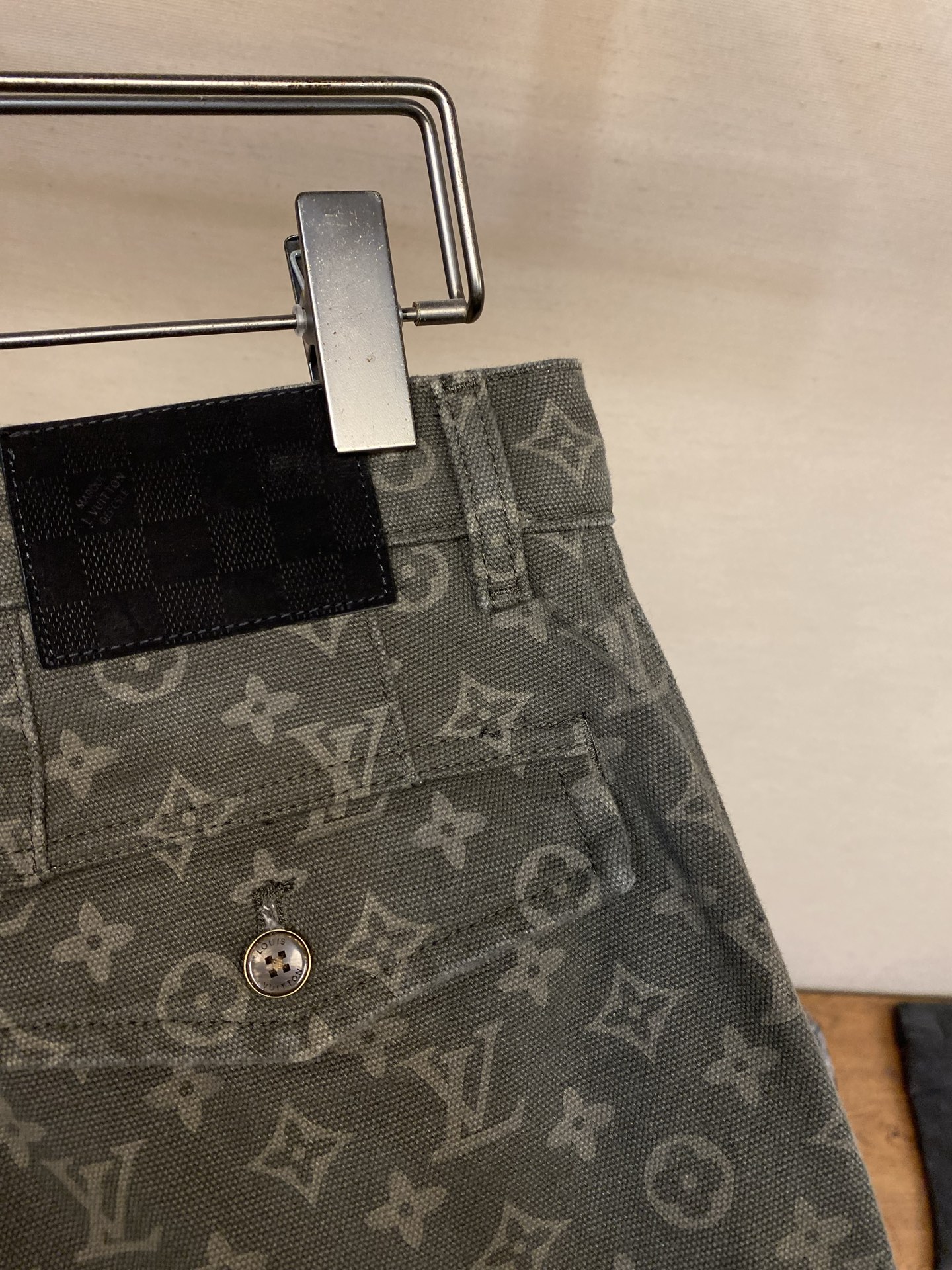 🌟🌟1V 老花阔腿牛仔裤，经典Monogram提花设计， 调低调奢华。高品质牛仔布，耐磨又舒适，宽松直筒