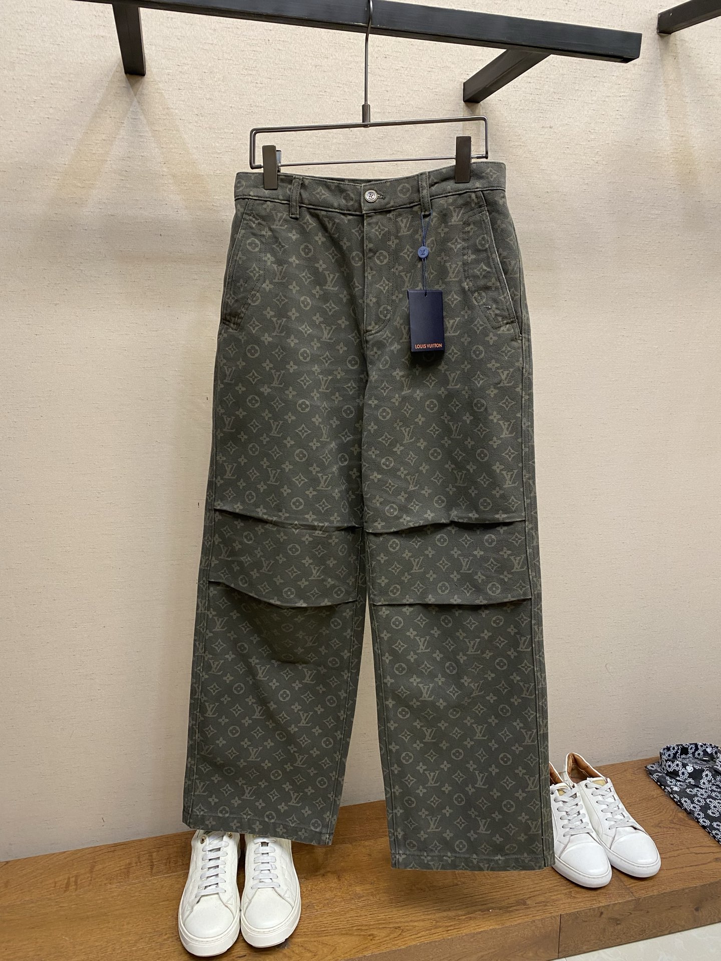 🌟🌟1V 老花阔腿牛仔裤，经典Monogram提花设计， 调低调奢华。高品质牛仔布，耐磨又舒适，宽松直筒