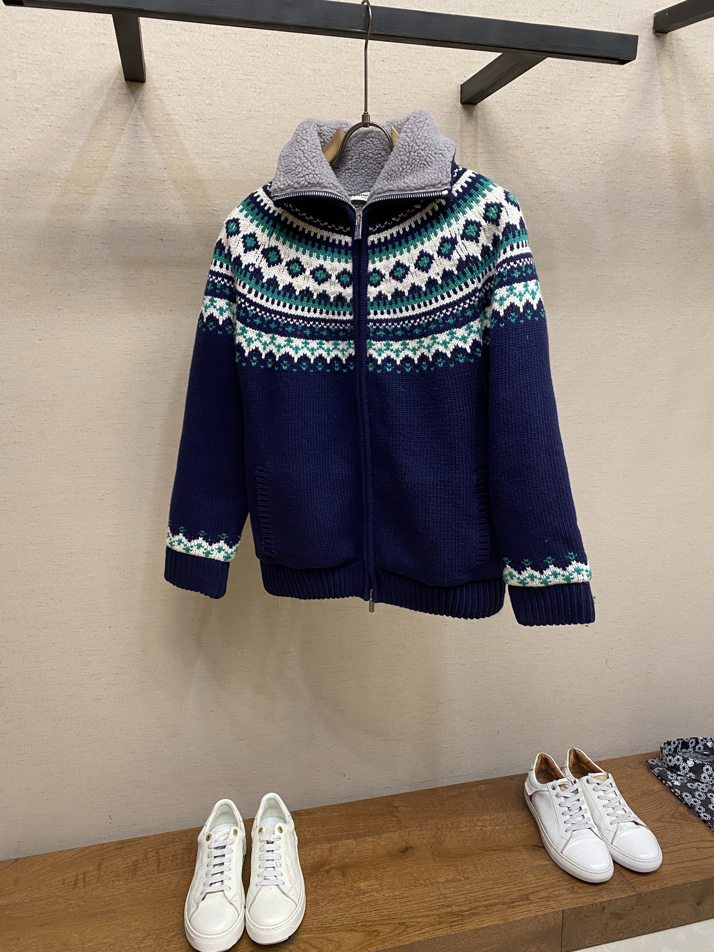 🌟🌟 Miu Miu 费尔岛提花羊毛开衫，藏青色主调+白绿几何花纹，北欧复古感满满。羊毛材质厚实保暖，秋