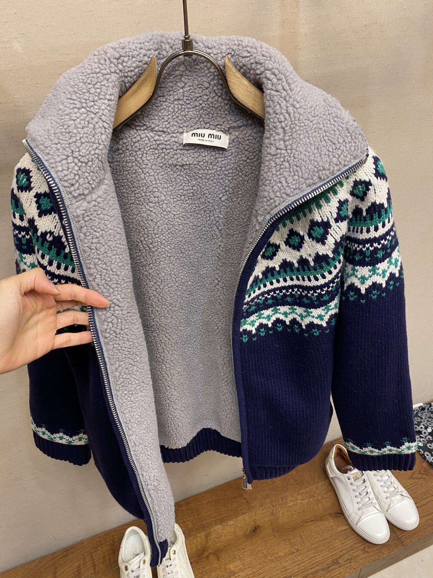 🌟🌟 Miu Miu 费尔岛提花羊毛开衫，藏青色主调+白绿几何花纹，北欧复古感满满。羊毛材质厚实保暖，秋