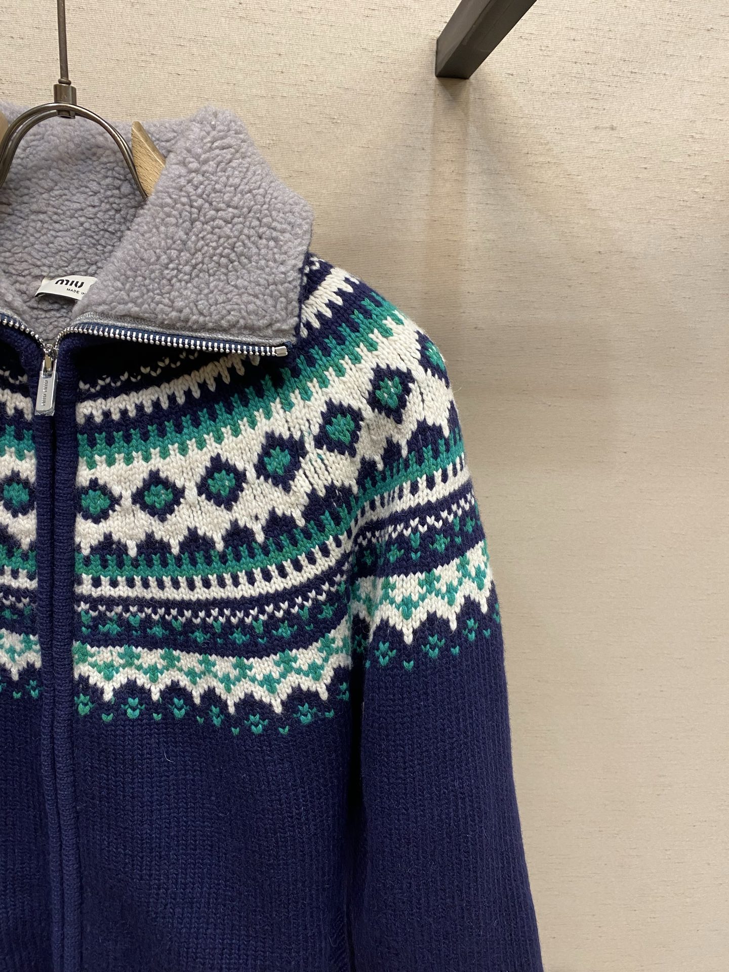 🌟🌟 Miu Miu 费尔岛提花羊毛开衫，藏青色主调+白绿几何花纹，北欧复古感满满。羊毛材质厚实保暖，秋