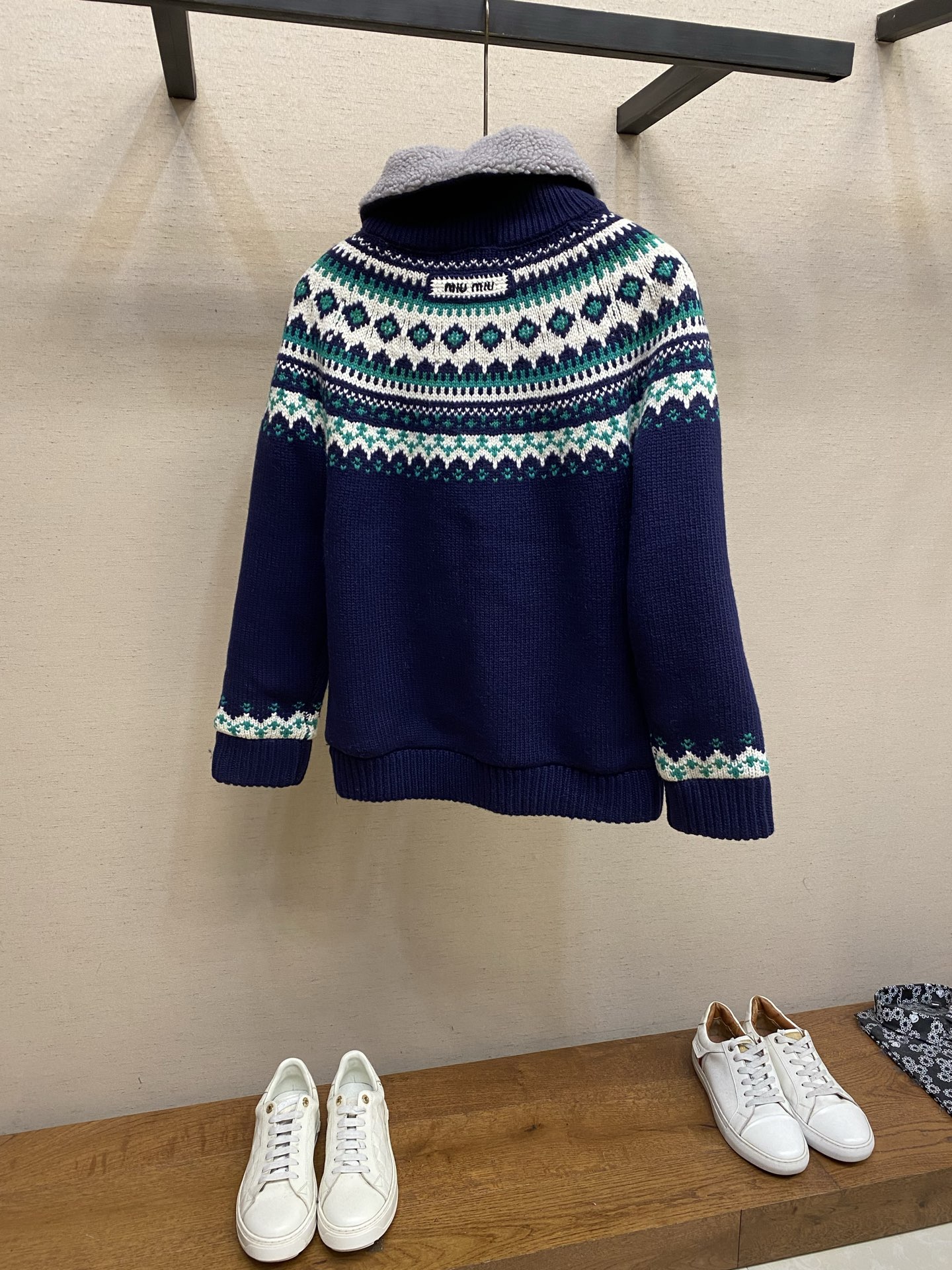 🌟🌟 Miu Miu 费尔岛提花羊毛开衫，藏青色主调+白绿几何花纹，北欧复古感满满。羊毛材质厚实保暖，秋